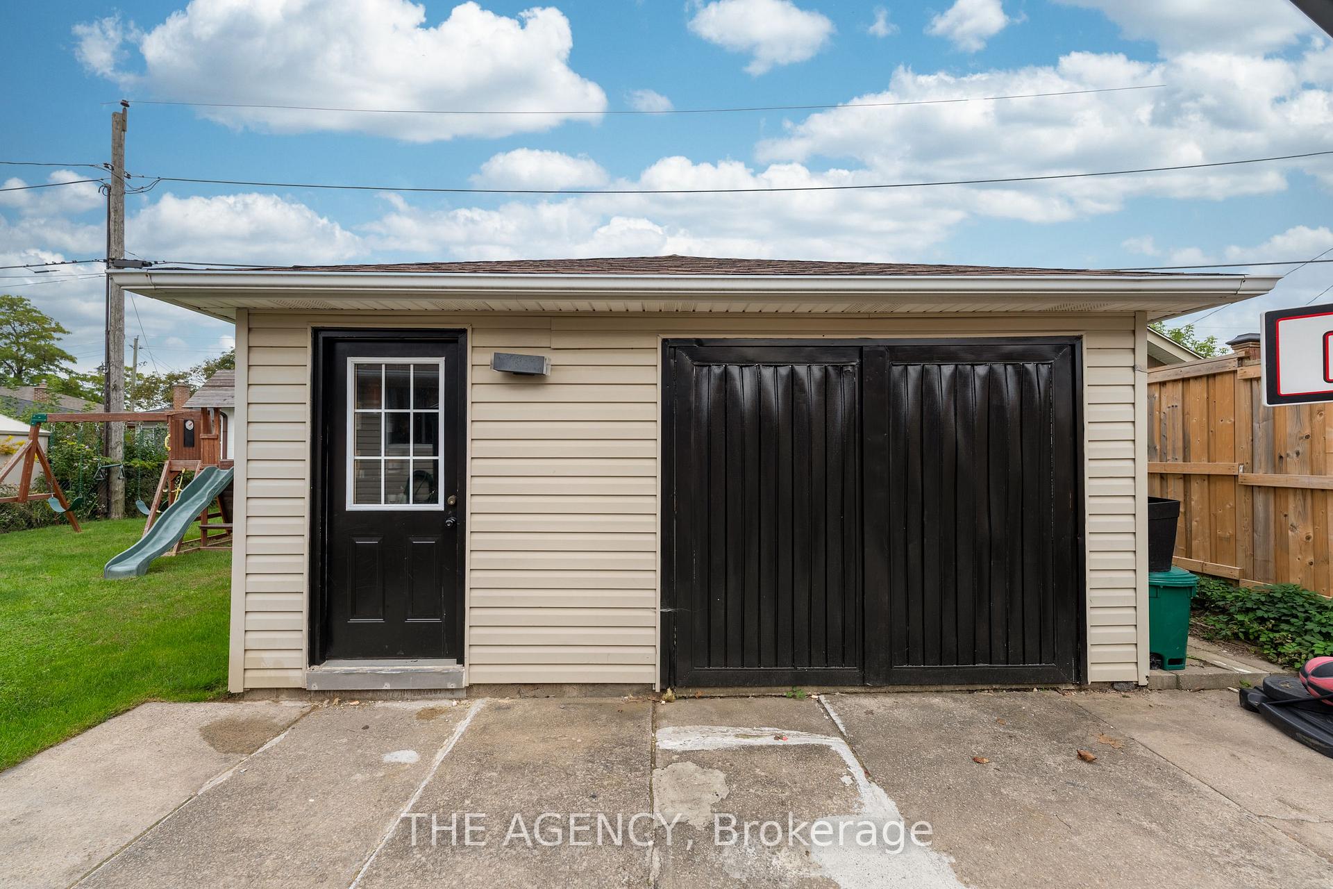 Photo 26 of 20 Ridge Point Drive, St. Catharines, Burleigh Hill — HOMEH