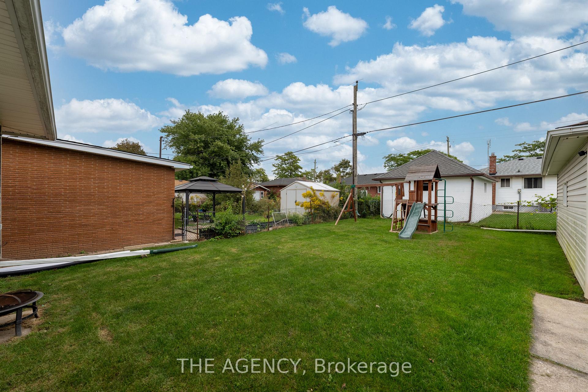 Photo 27 of 20 Ridge Point Drive, St. Catharines, Burleigh Hill — HOMEH