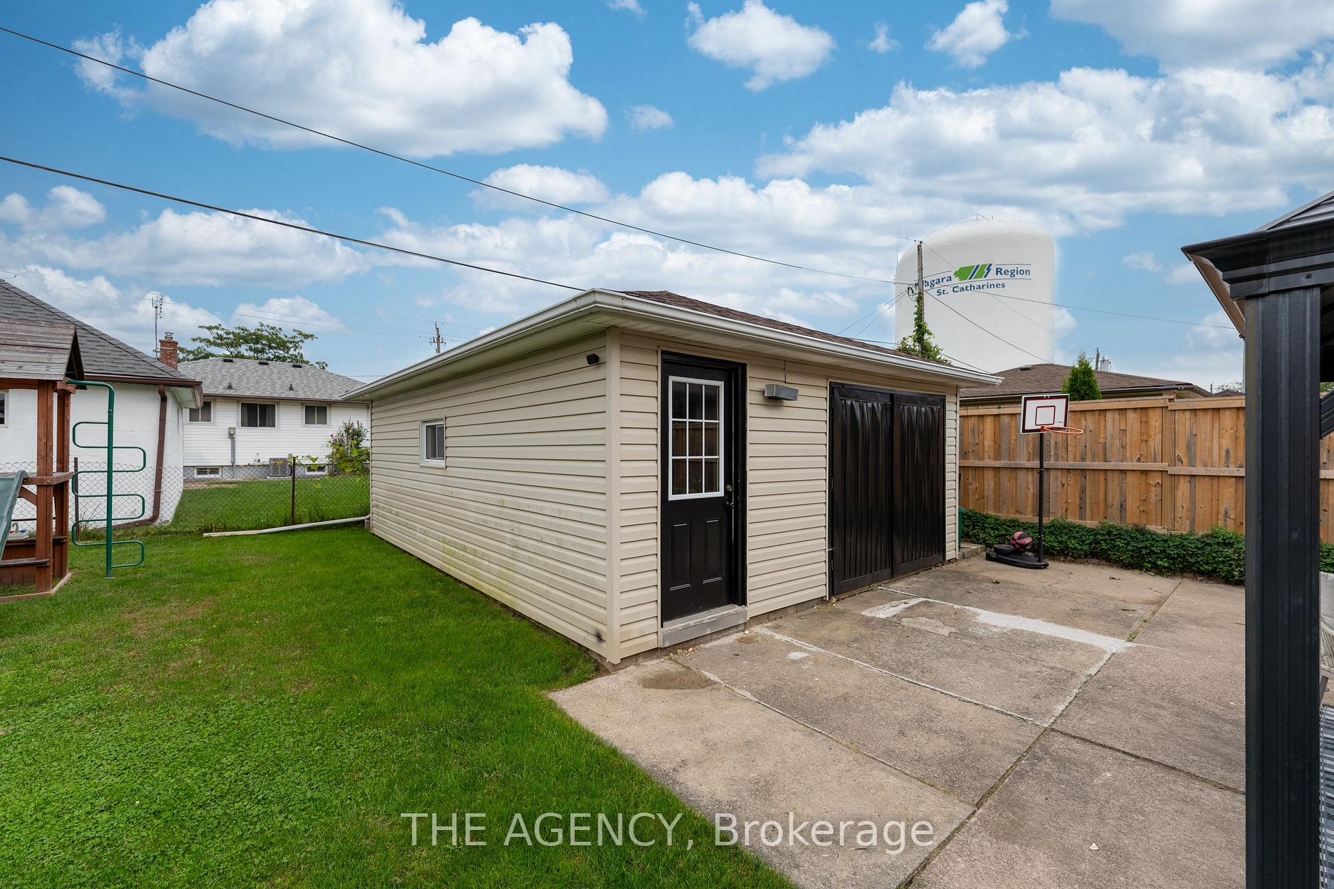 Photo 28 of 20 Ridge Point Drive, St. Catharines, Burleigh Hill — HOMEH