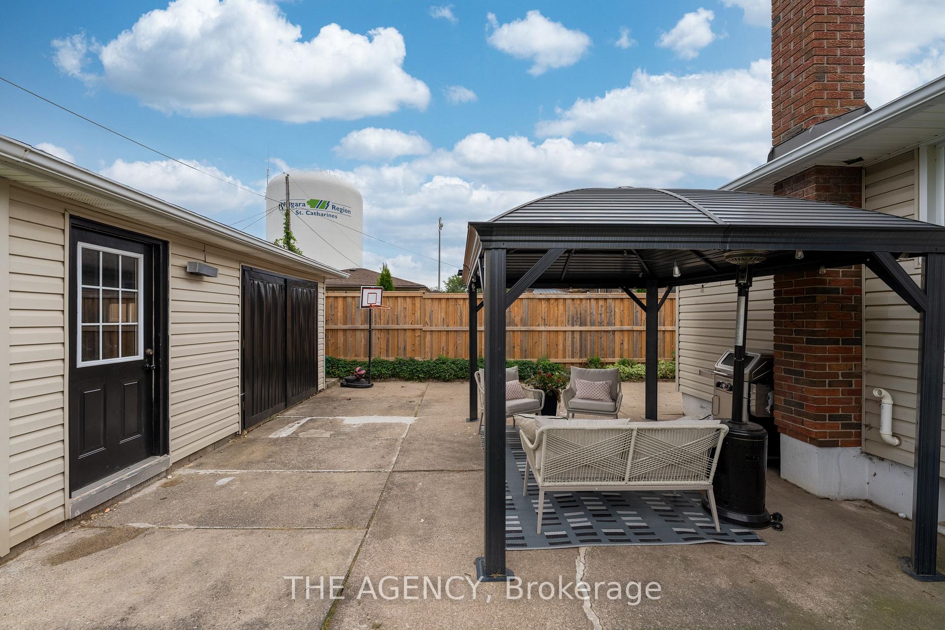 Photo 29 of 20 Ridge Point Drive, St. Catharines, Burleigh Hill — HOMEH