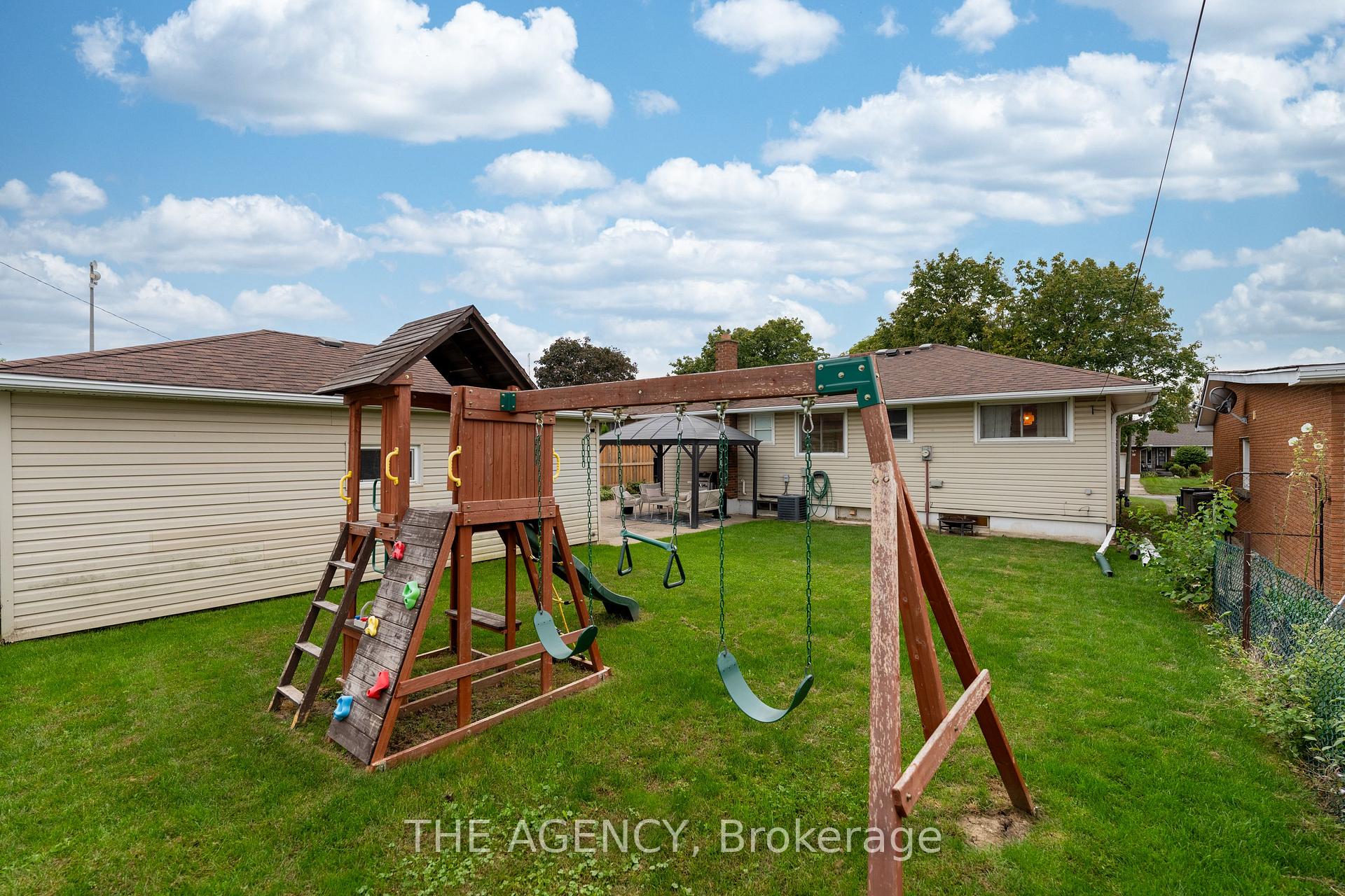 Photo 32 of 20 Ridge Point Drive, St. Catharines, Burleigh Hill — HOMEH