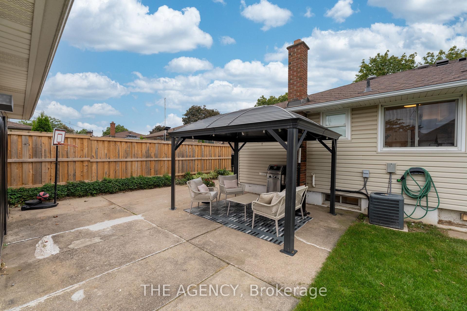 Photo 35 of 20 Ridge Point Drive, St. Catharines, Burleigh Hill — HOMEH