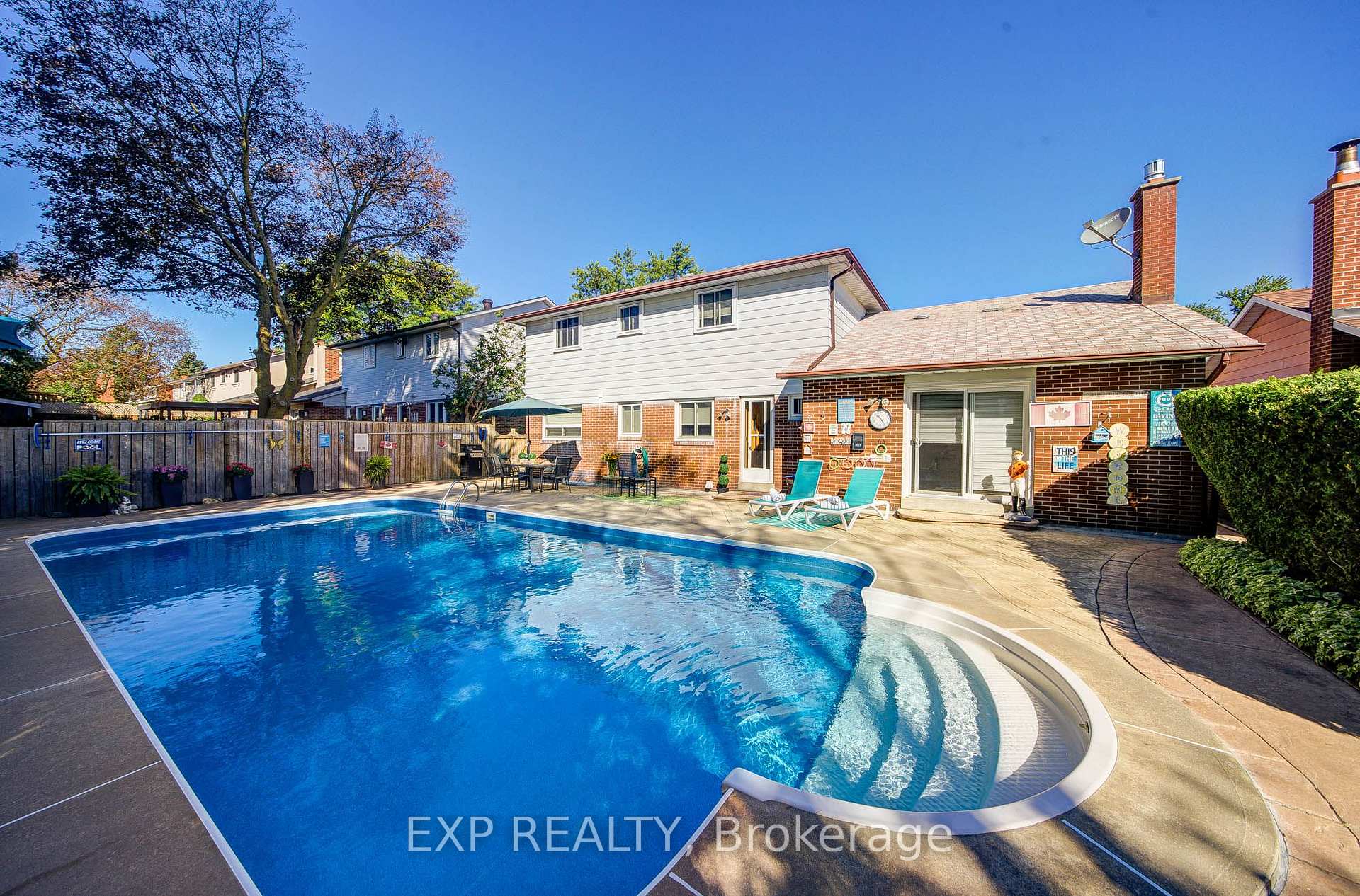 Photo 4 of 17 Rustywood Drive, North York, Parkwoods-Donalda — HOMEH