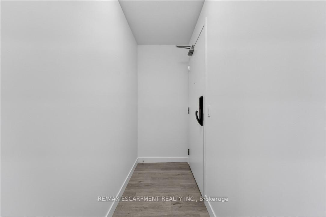 Photo 3 of Unit 809, 461 Green Road, Hamilton, Lakeshore — HOMEH