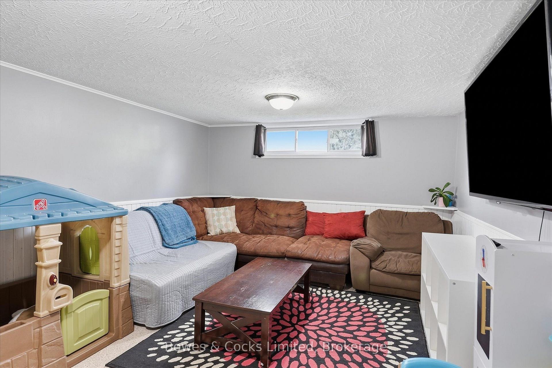Photo 33 of 532 Raymond Street, Peterborough, Northcrest Ward 5 — HOMEH