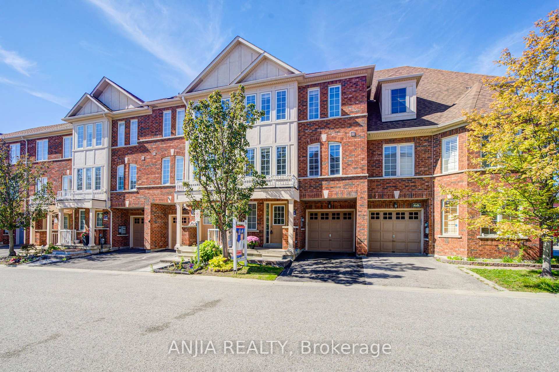Photo 2 of 66 Prince Charles Way, Markham, Berczy — HOMEH