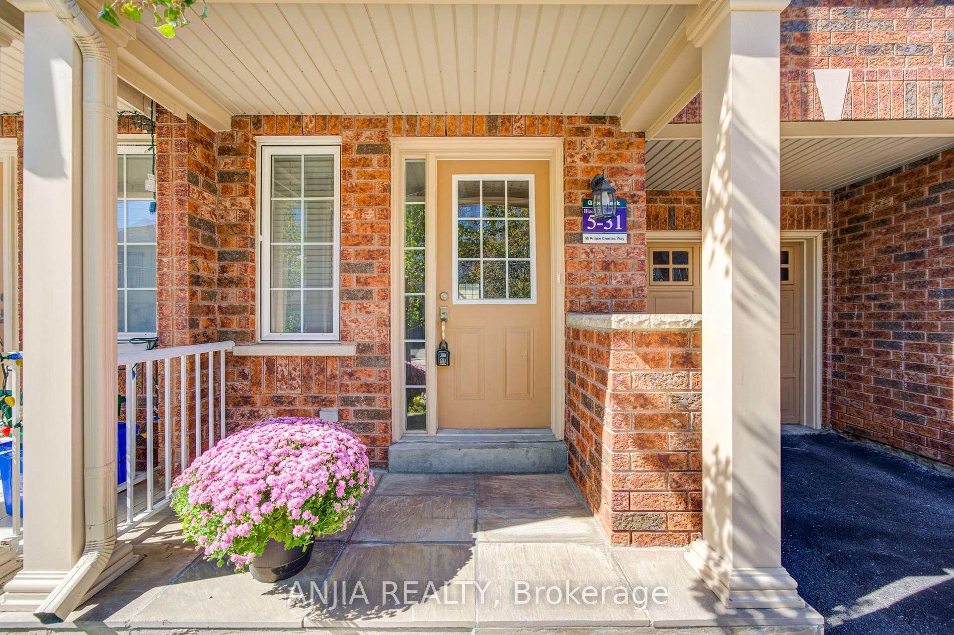 Photo 3 of 66 Prince Charles Way, Markham, Berczy — HOMEH