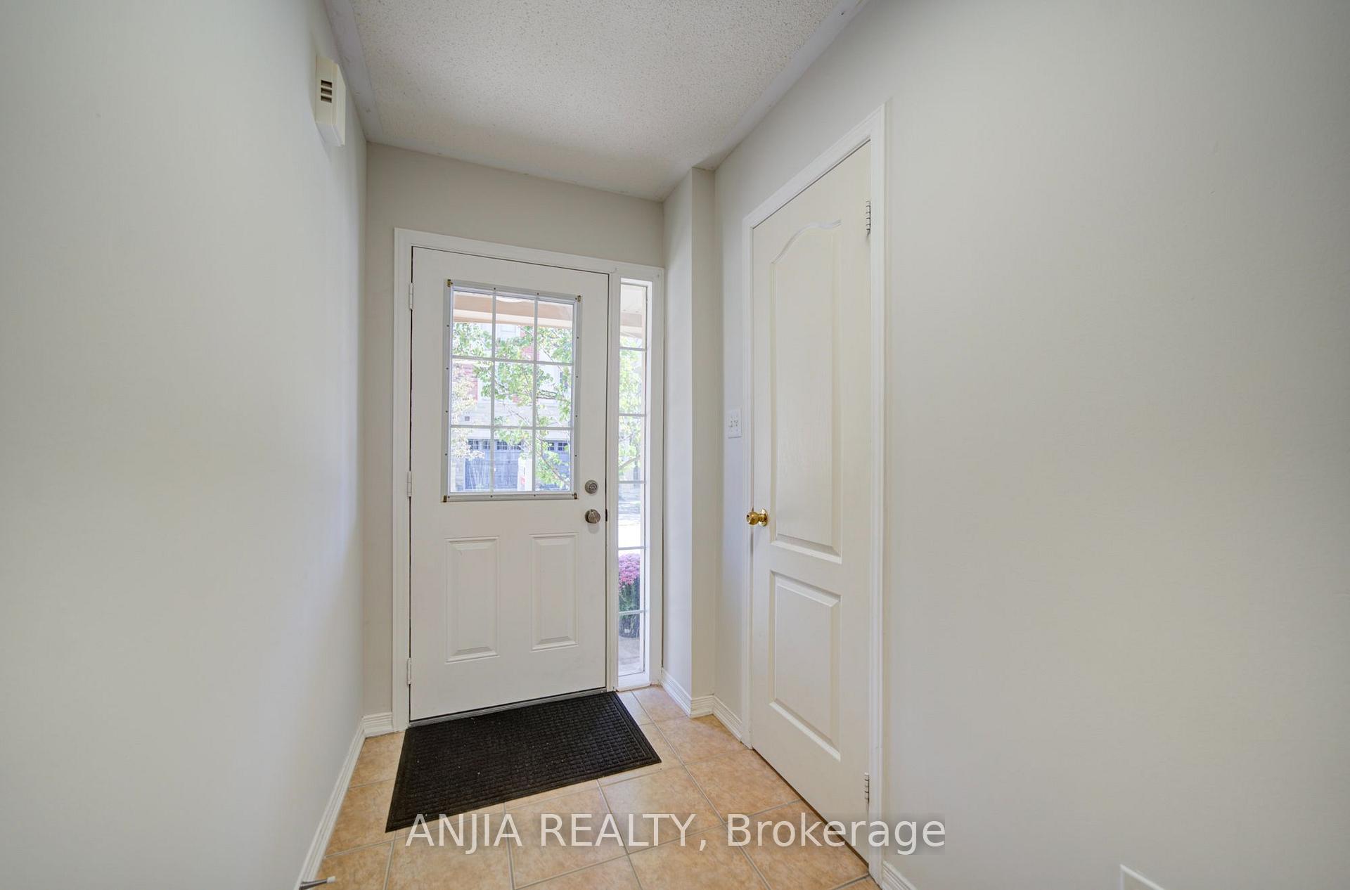 Photo 4 of 66 Prince Charles Way, Markham, Berczy — HOMEH