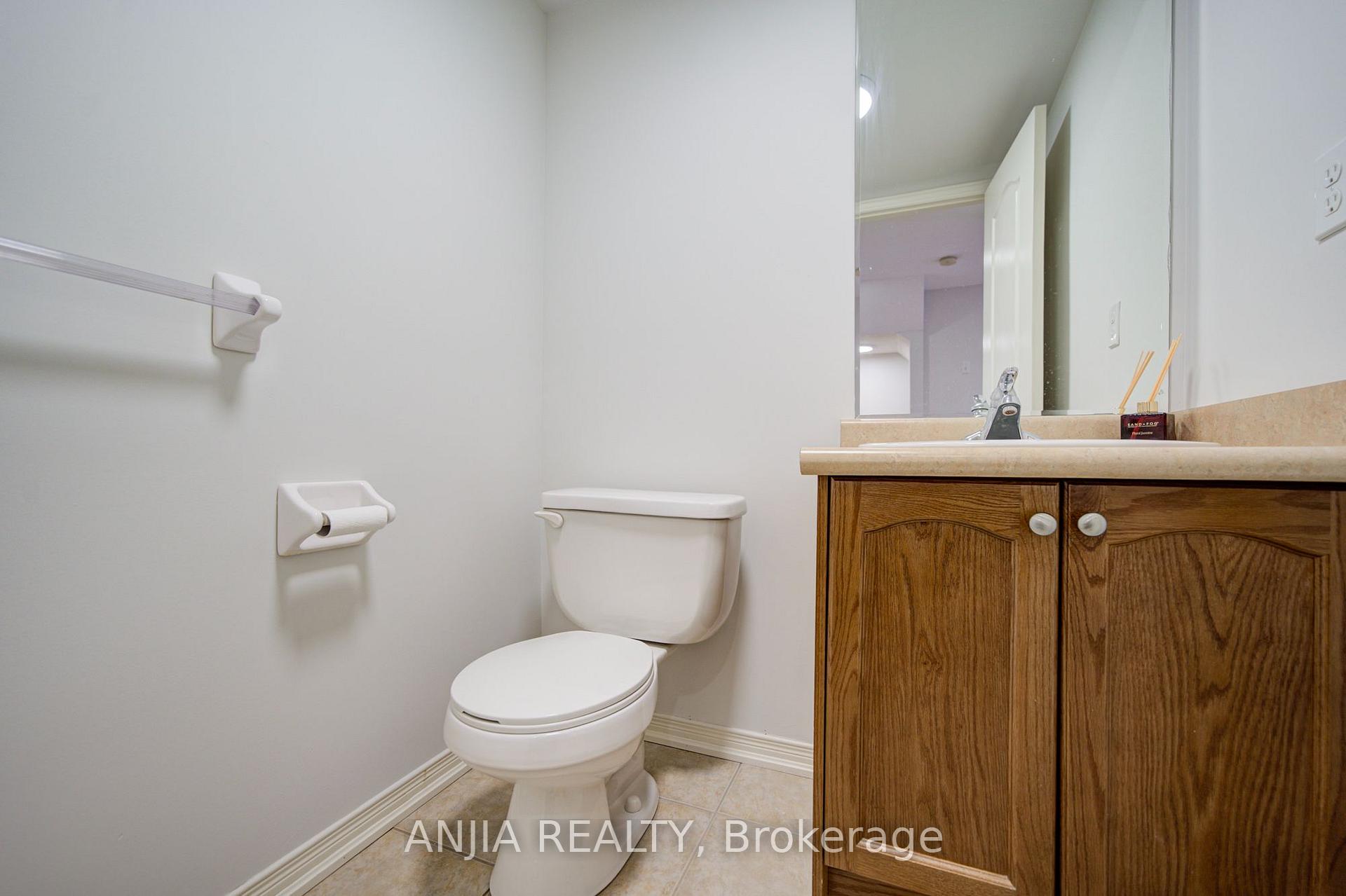 Photo 13 of 66 Prince Charles Way, Markham, Berczy — HOMEH