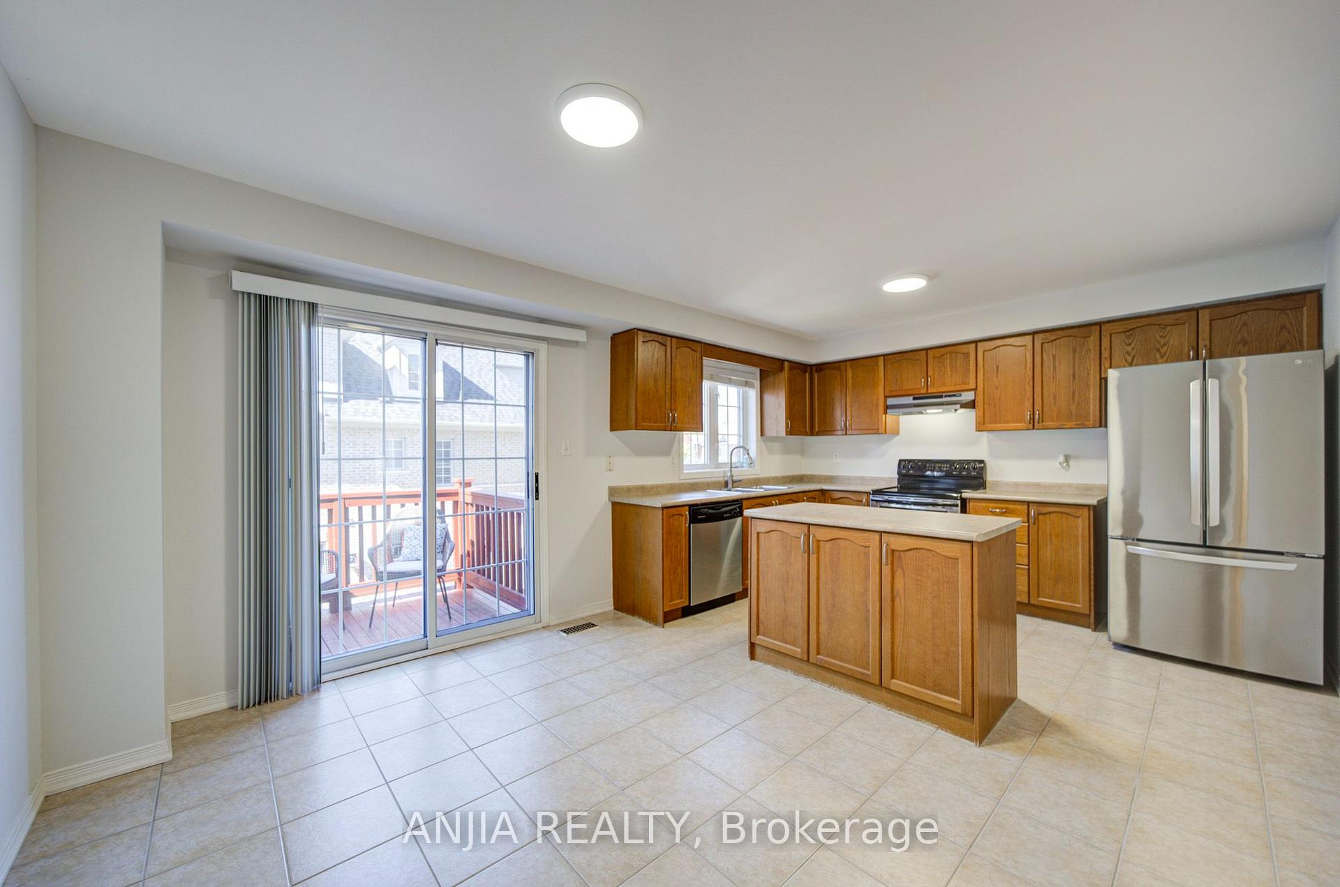 Photo 15 of 66 Prince Charles Way, Markham, Berczy — HOMEH