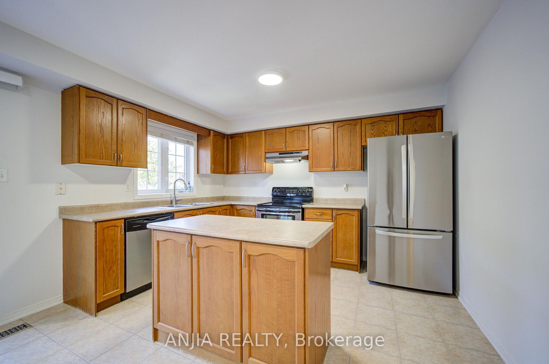 Photo 16 of 66 Prince Charles Way, Markham, Berczy — HOMEH