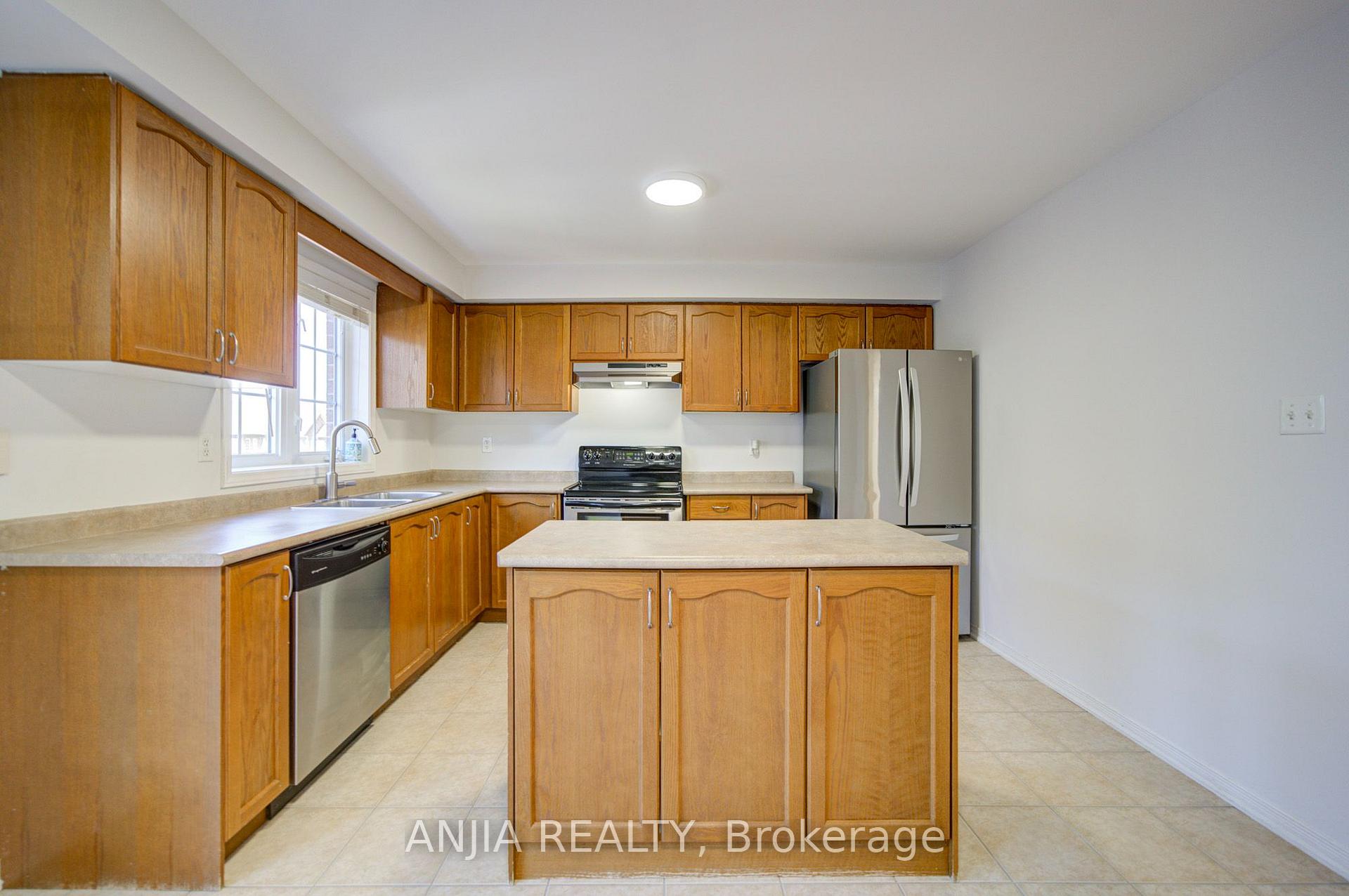Photo 17 of 66 Prince Charles Way, Markham, Berczy — HOMEH
