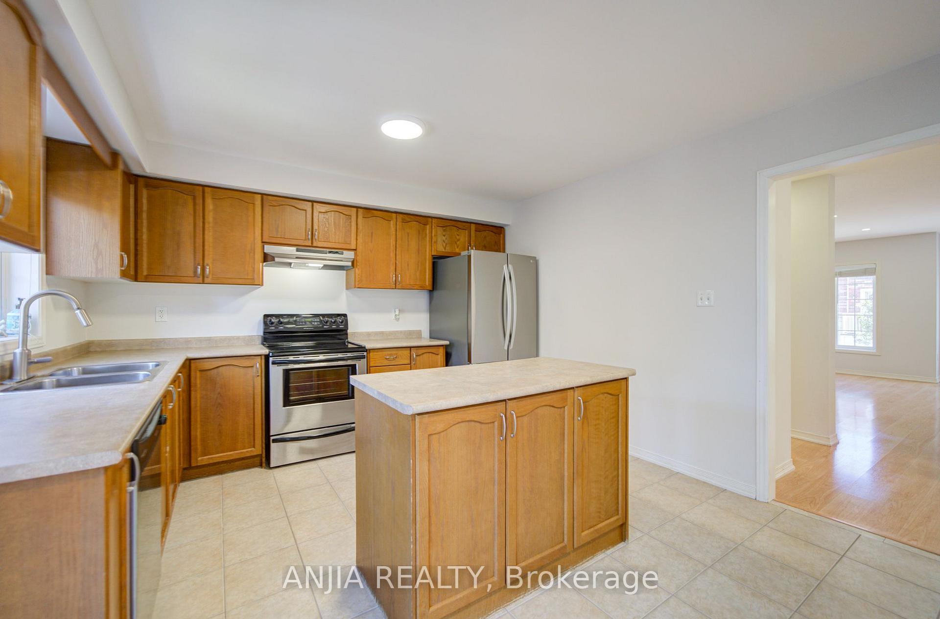 Photo 18 of 66 Prince Charles Way, Markham, Berczy — HOMEH