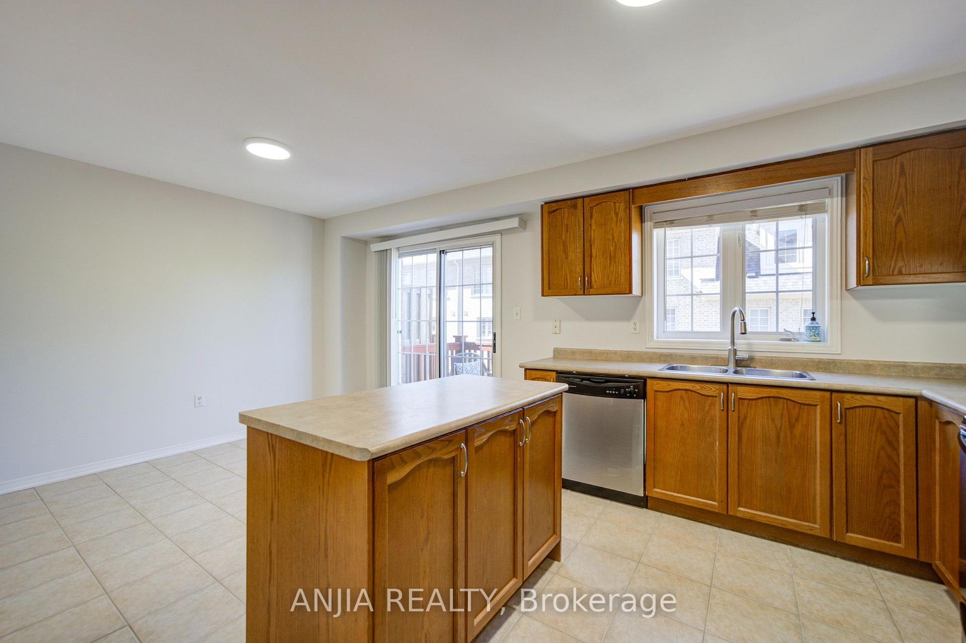 Photo 20 of 66 Prince Charles Way, Markham, Berczy — HOMEH