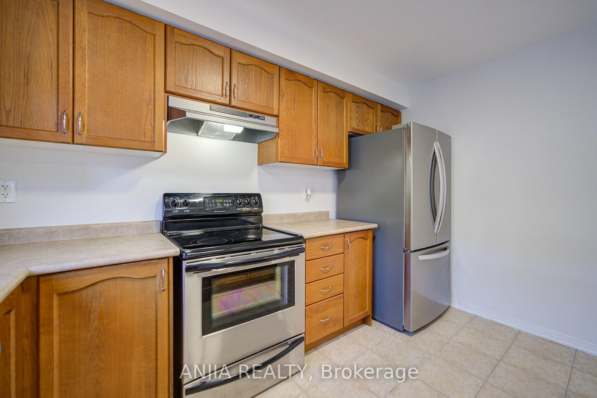 Photo 21 of 66 Prince Charles Way, Markham, Berczy — HOMEH