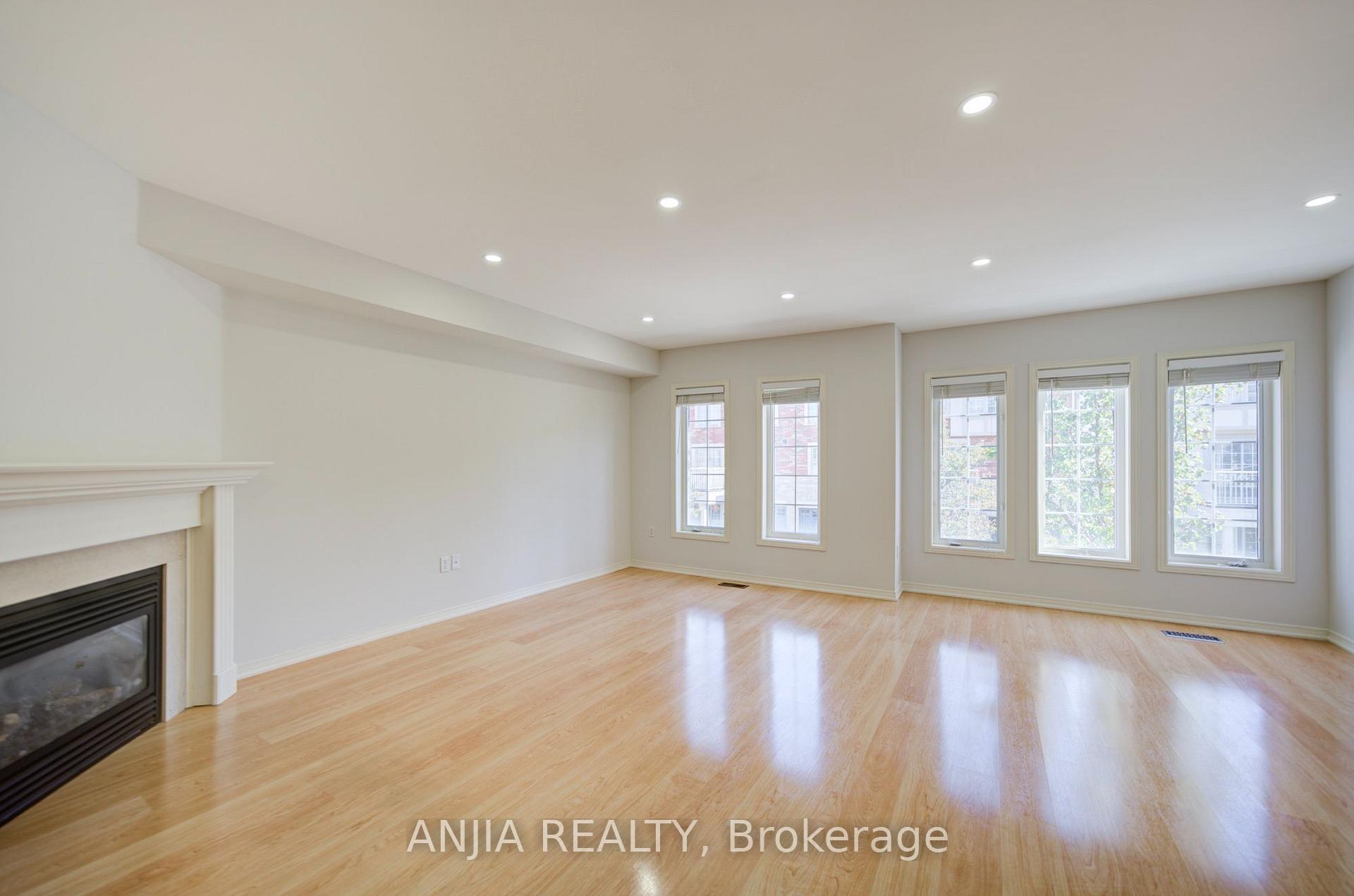 Photo 23 of 66 Prince Charles Way, Markham, Berczy — HOMEH