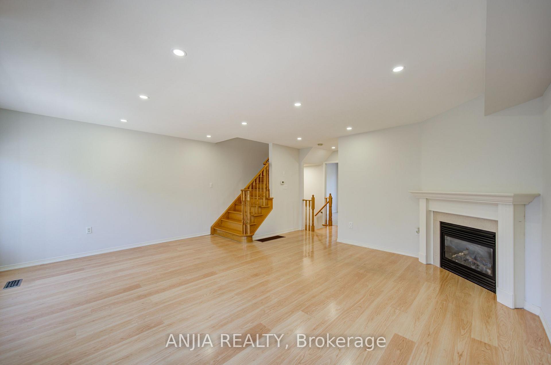 Photo 26 of 66 Prince Charles Way, Markham, Berczy — HOMEH