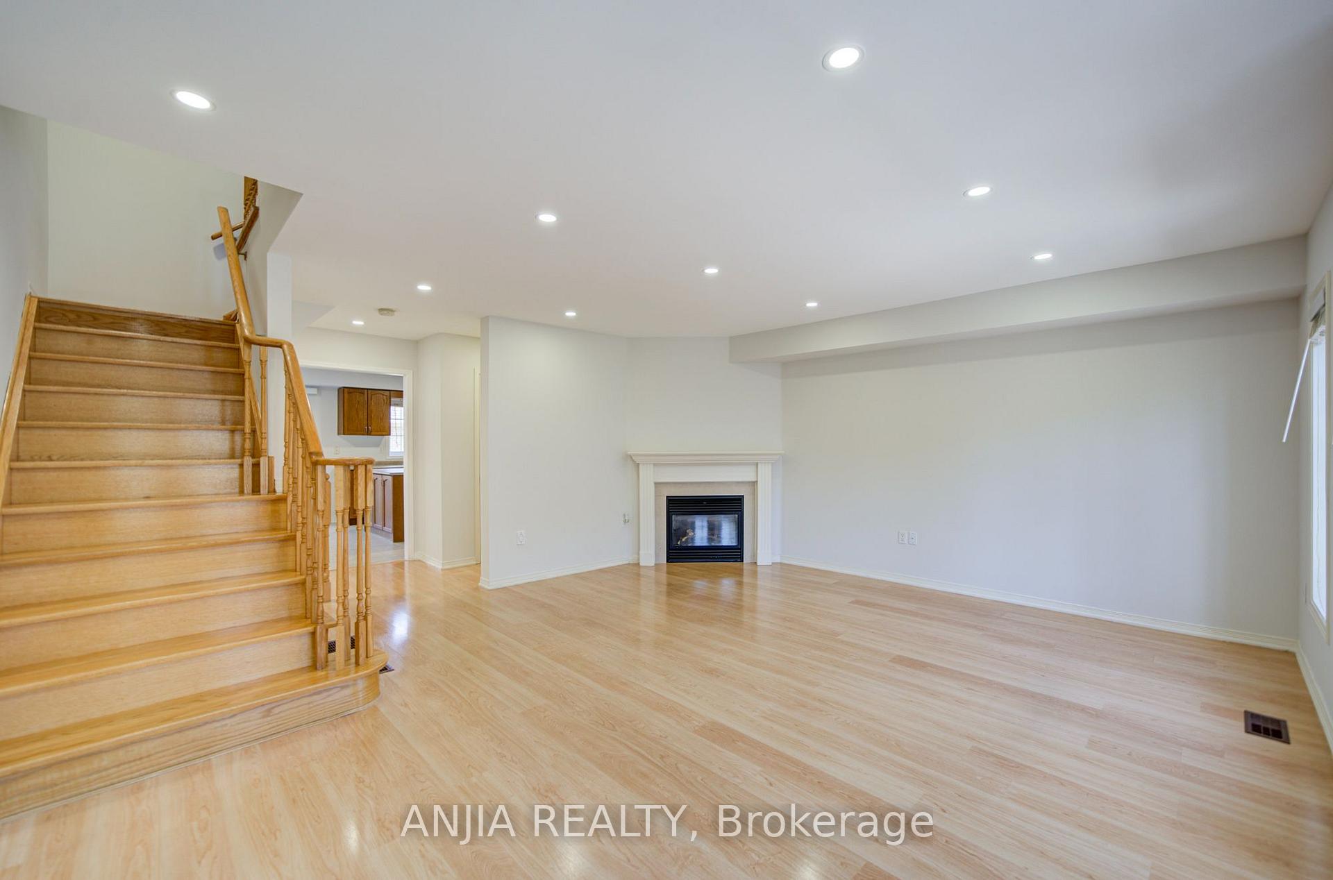 Photo 27 of 66 Prince Charles Way, Markham, Berczy — HOMEH