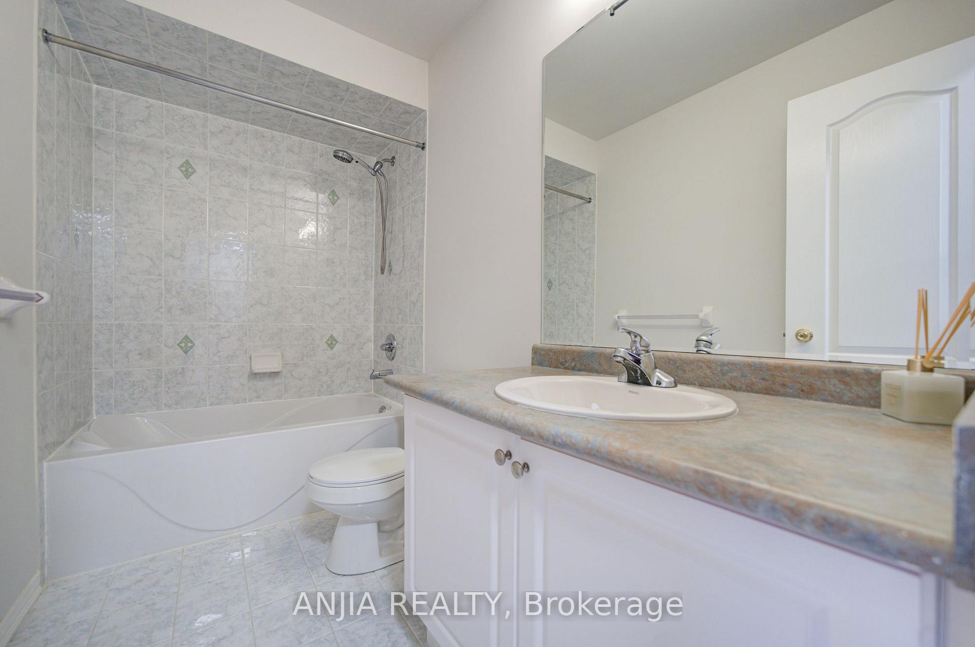 Photo 30 of 66 Prince Charles Way, Markham, Berczy — HOMEH