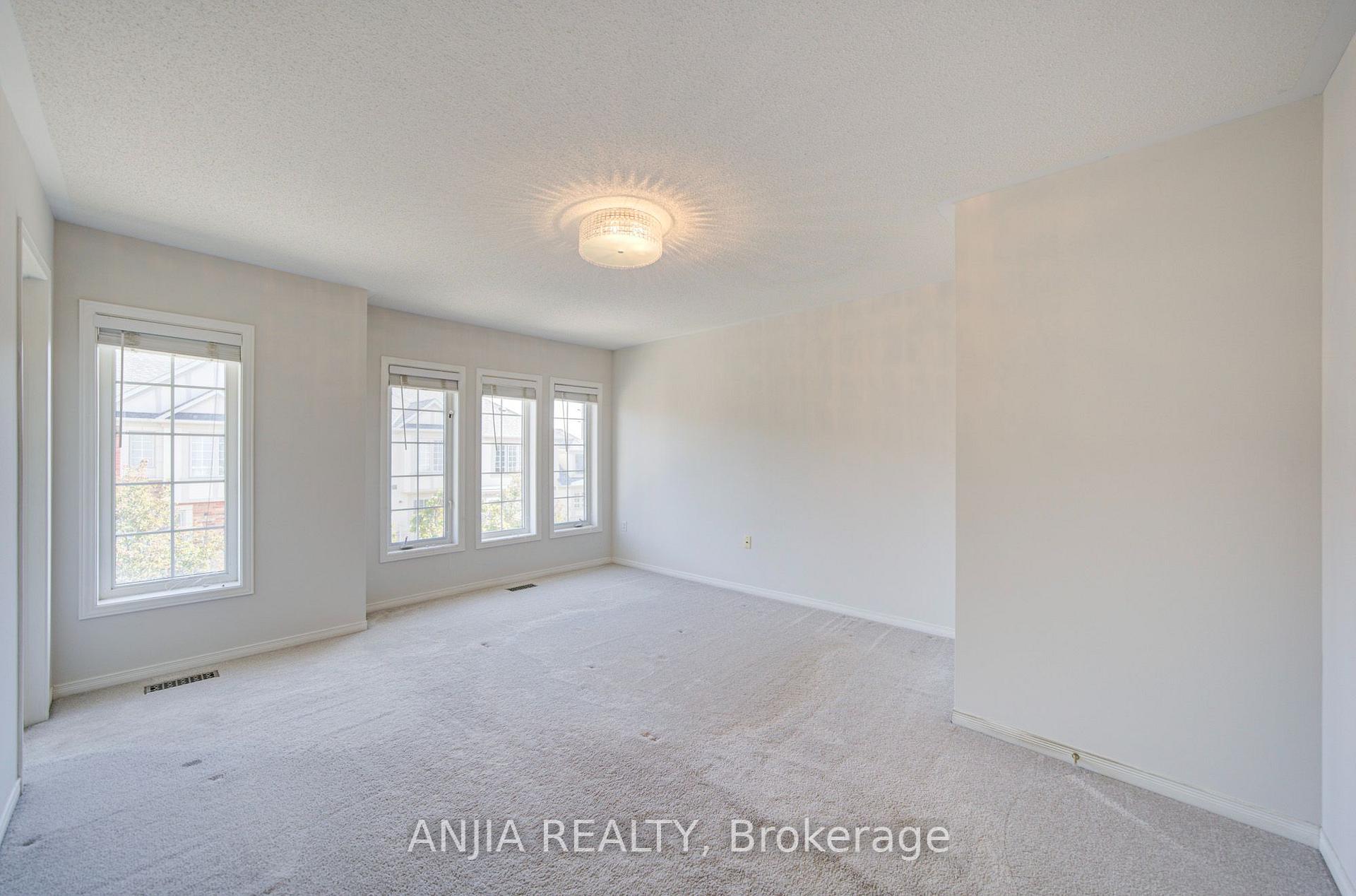 Photo 33 of 66 Prince Charles Way, Markham, Berczy — HOMEH