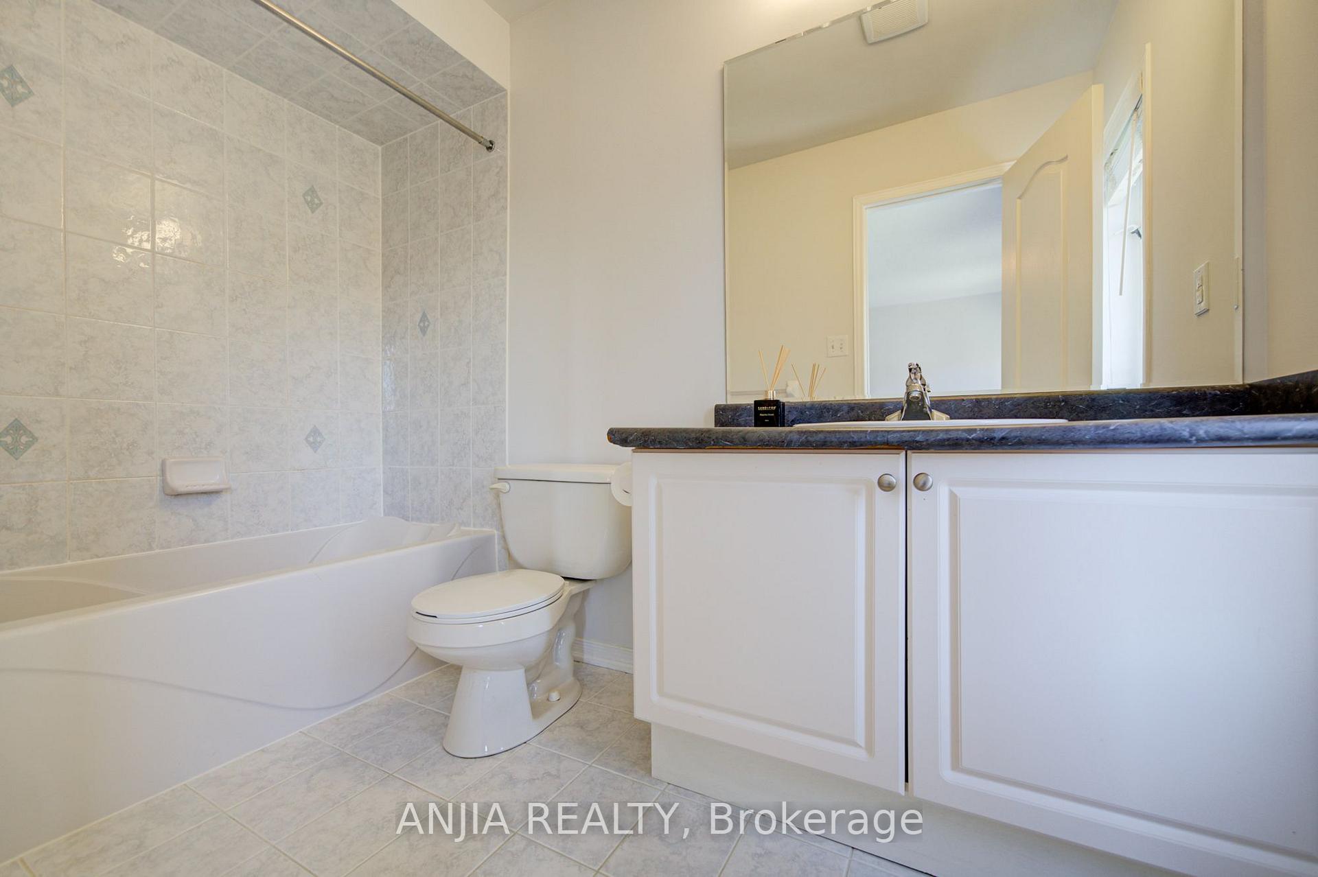 Photo 35 of 66 Prince Charles Way, Markham, Berczy — HOMEH