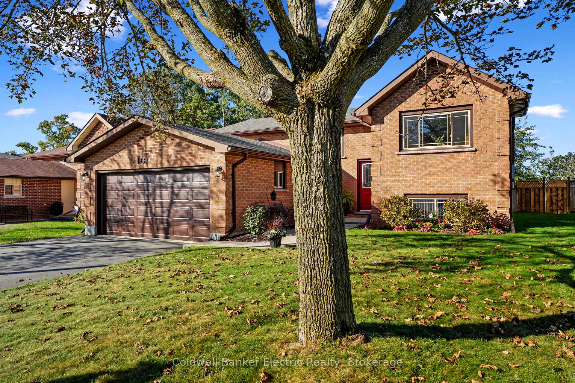 Photo 2 of 1988 Mapleridge Drive, Peterborough, Monaghan Ward 2 — HOMEH