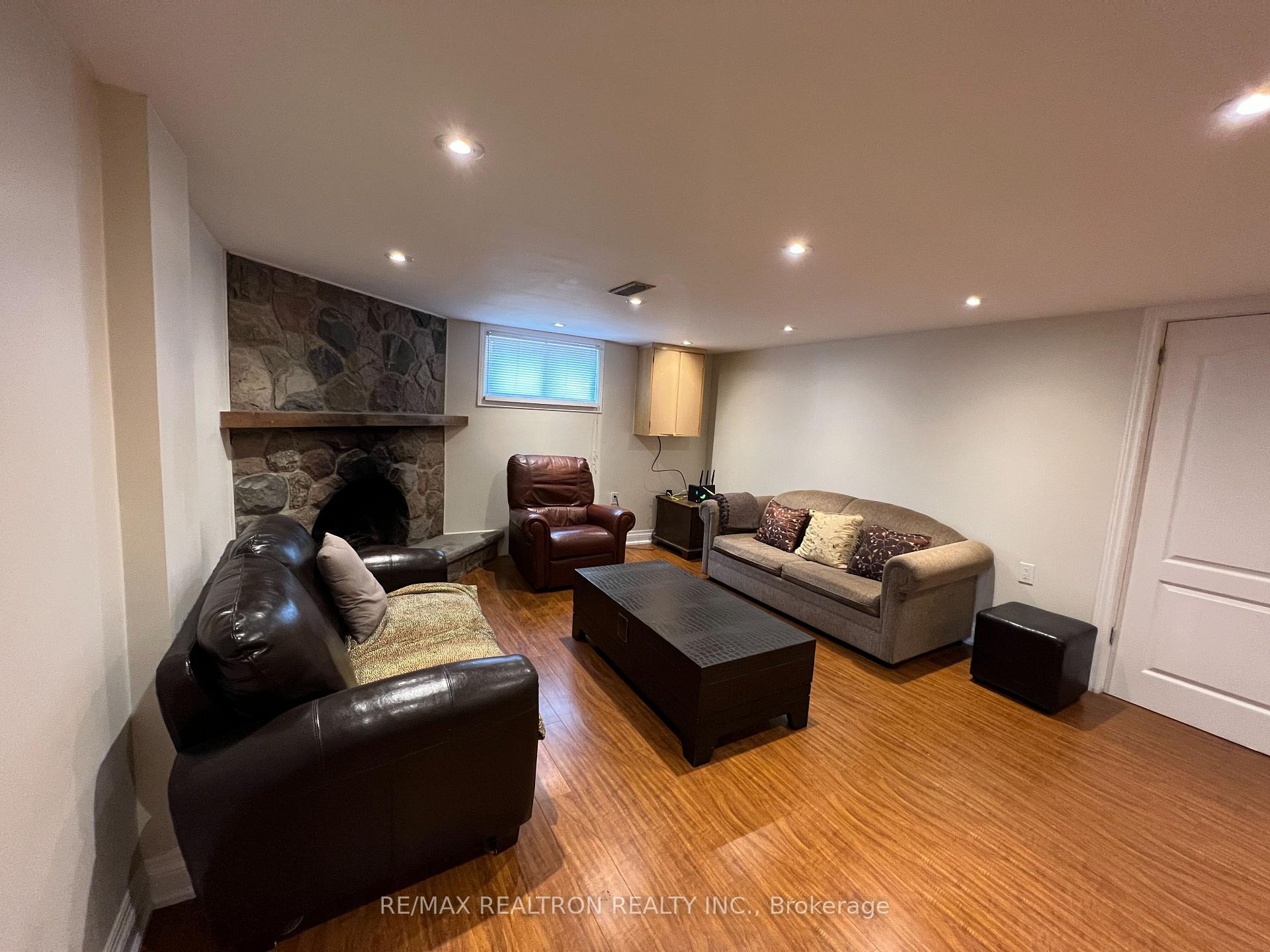 Photo 2 of 428 Paliser Crescent N, Richmond Hill, Harding — HOMEH