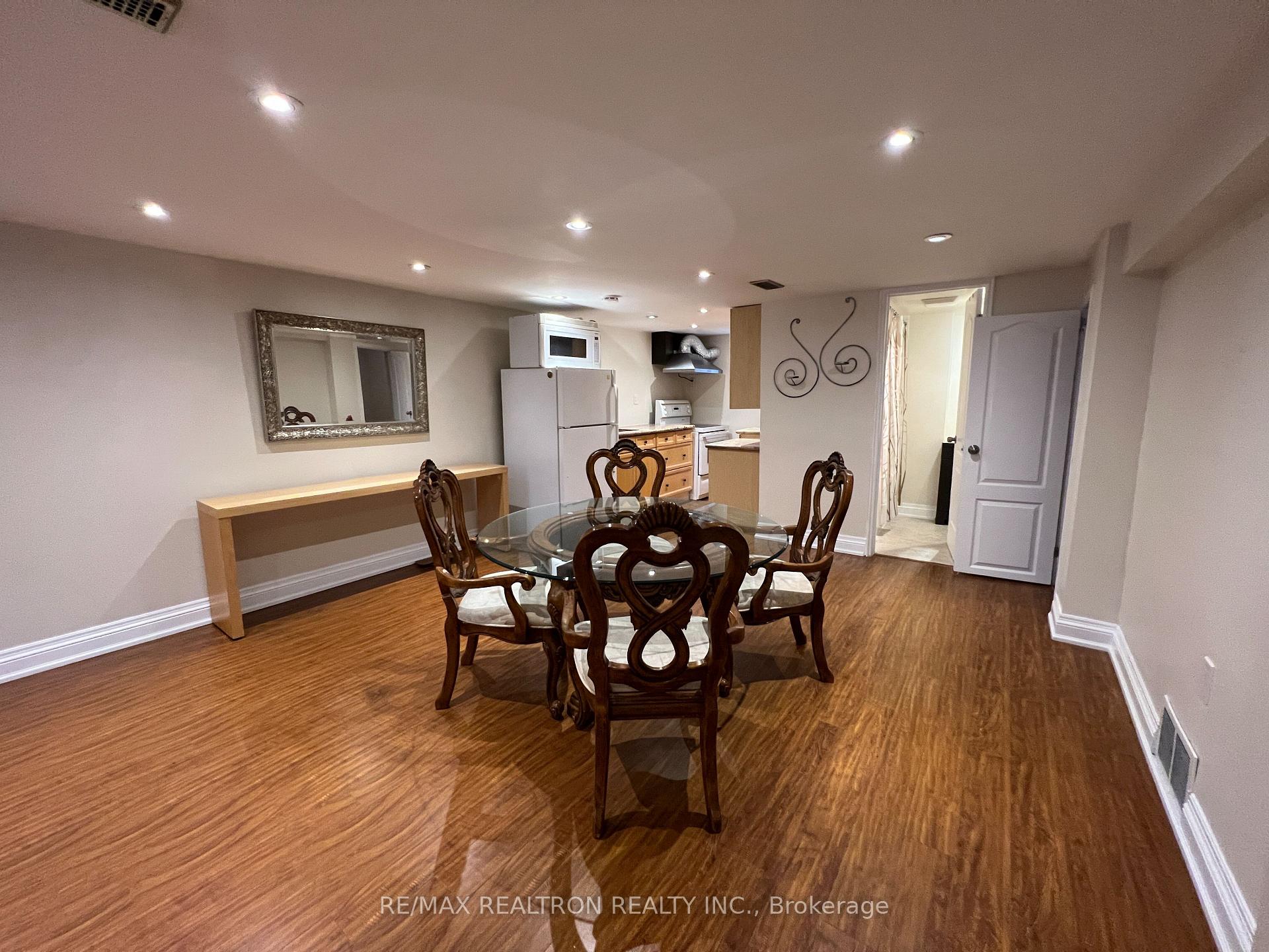 Photo 4 of 428 Paliser Crescent N, Richmond Hill, Harding — HOMEH