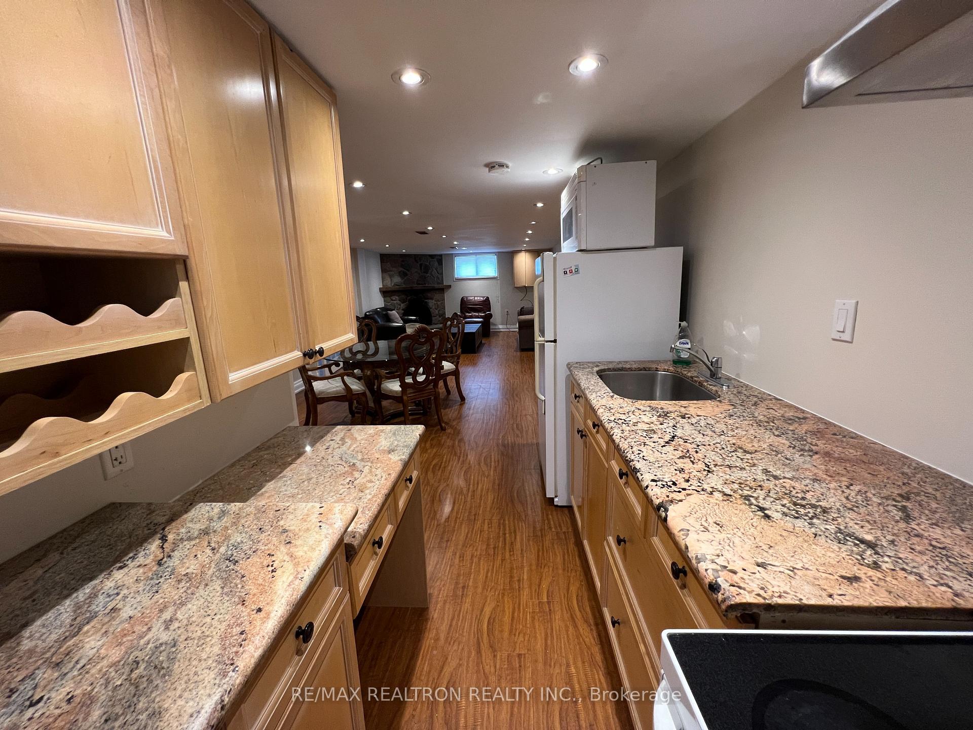 Photo 7 of 428 Paliser Crescent N, Richmond Hill, Harding — HOMEH