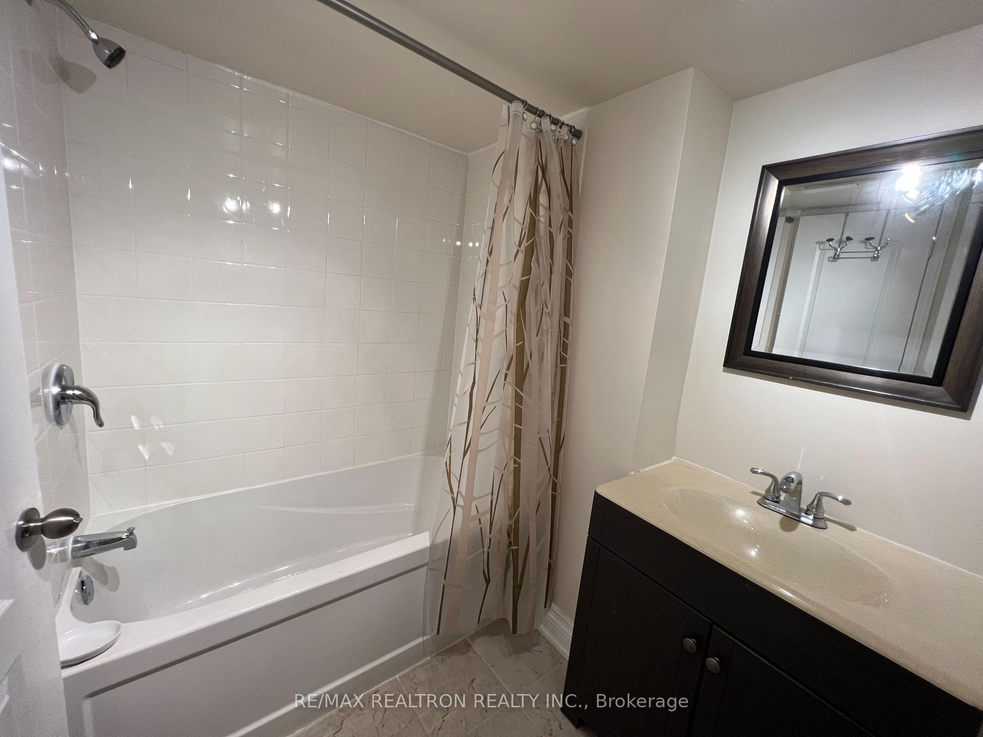 Photo 8 of 428 Paliser Crescent N, Richmond Hill, Harding — HOMEH