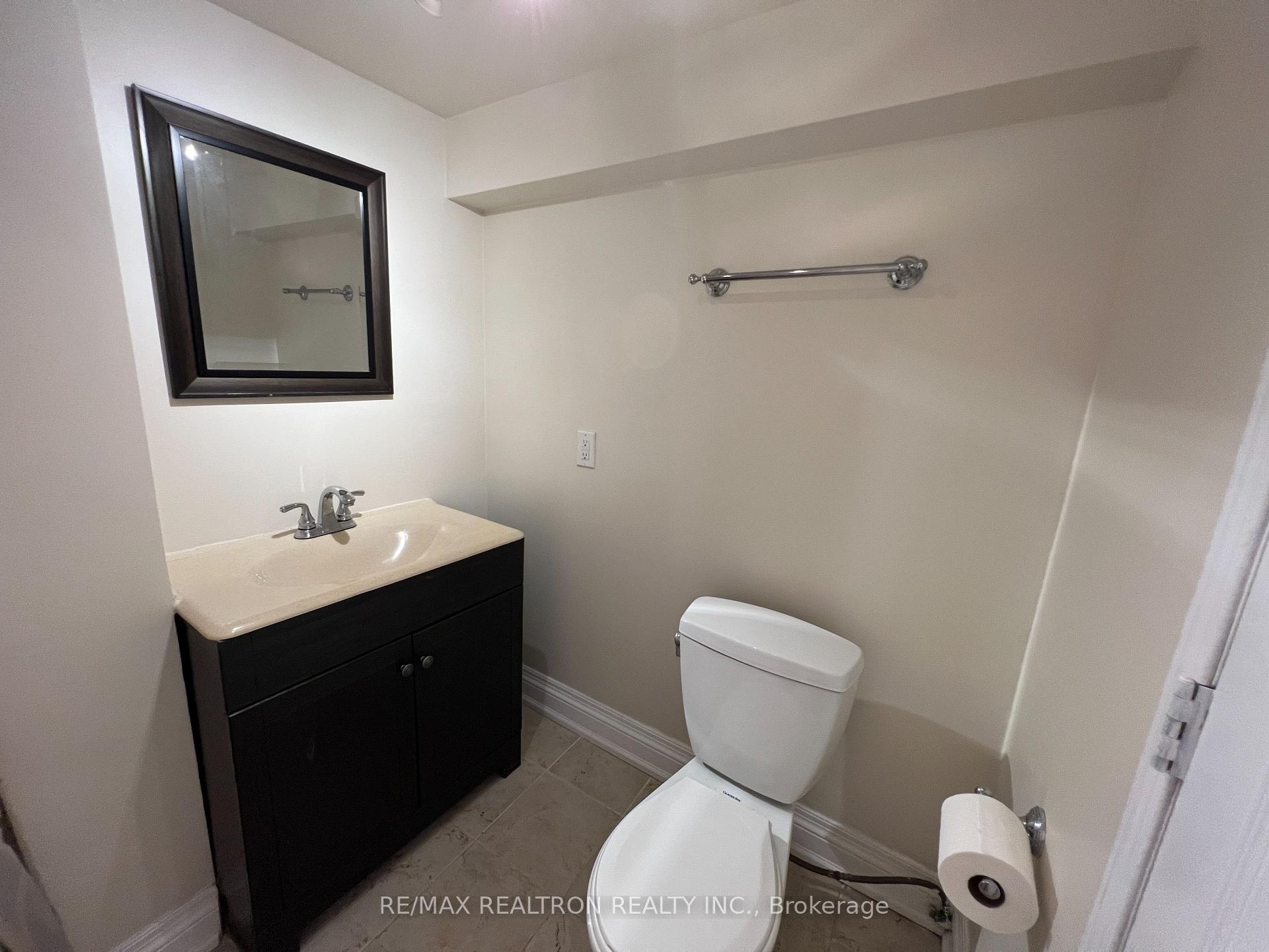 Photo 9 of 428 Paliser Crescent N, Richmond Hill, Harding — HOMEH