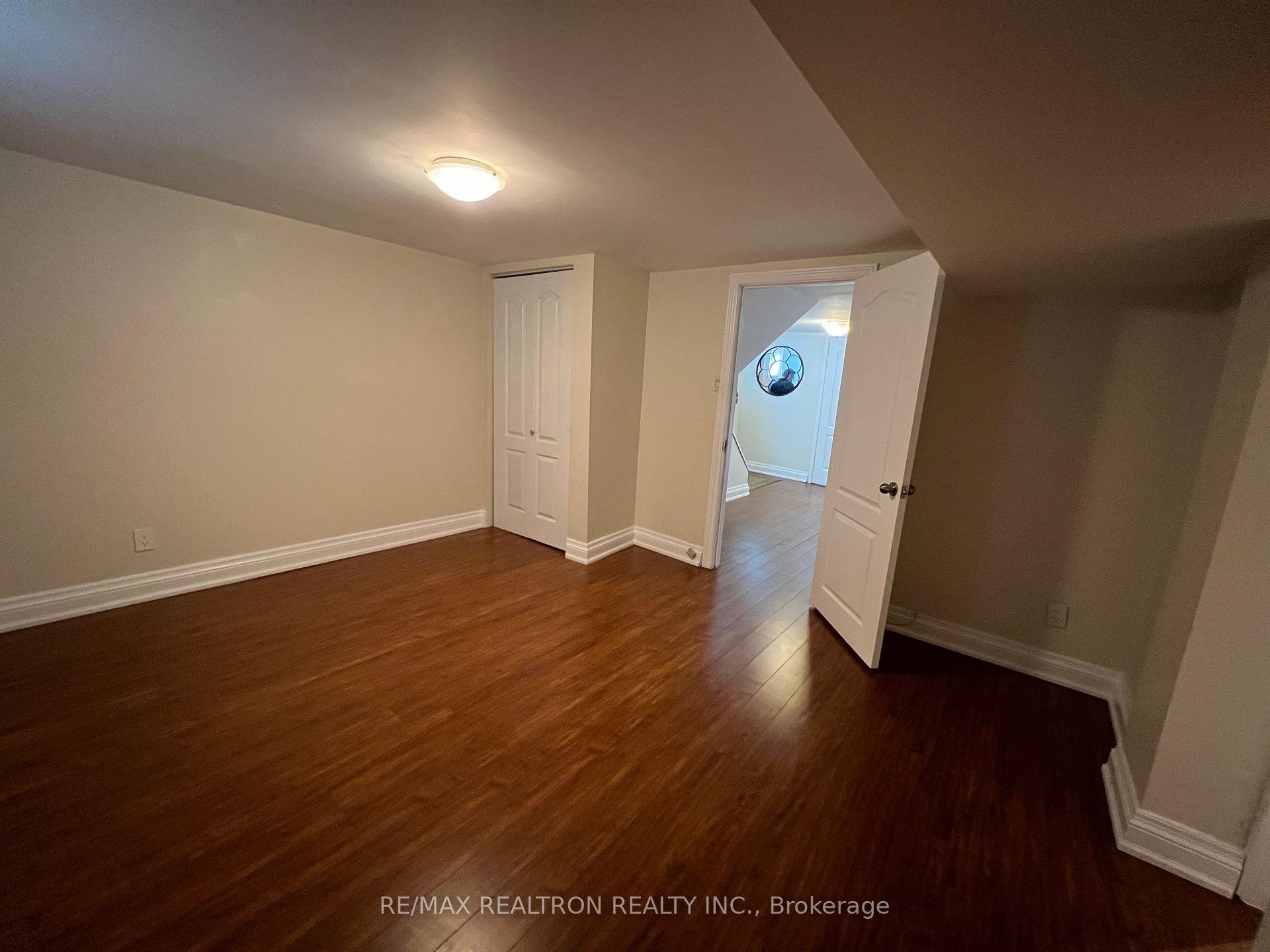 Photo 10 of 428 Paliser Crescent N, Richmond Hill, Harding — HOMEH