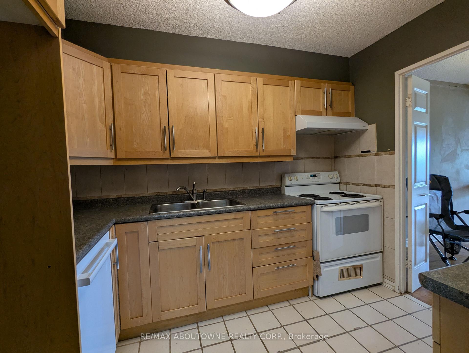 Photo 9 of Unit 306, 1359 White Oaks Boulevard, Oakville, Falgarwood — HOMEH