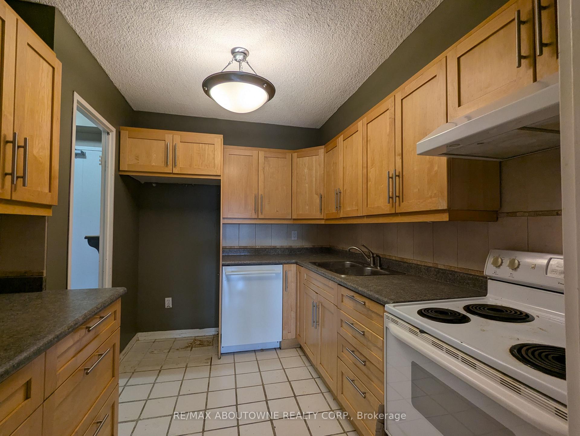 Photo 10 of Unit 306, 1359 White Oaks Boulevard, Oakville, Falgarwood — HOMEH