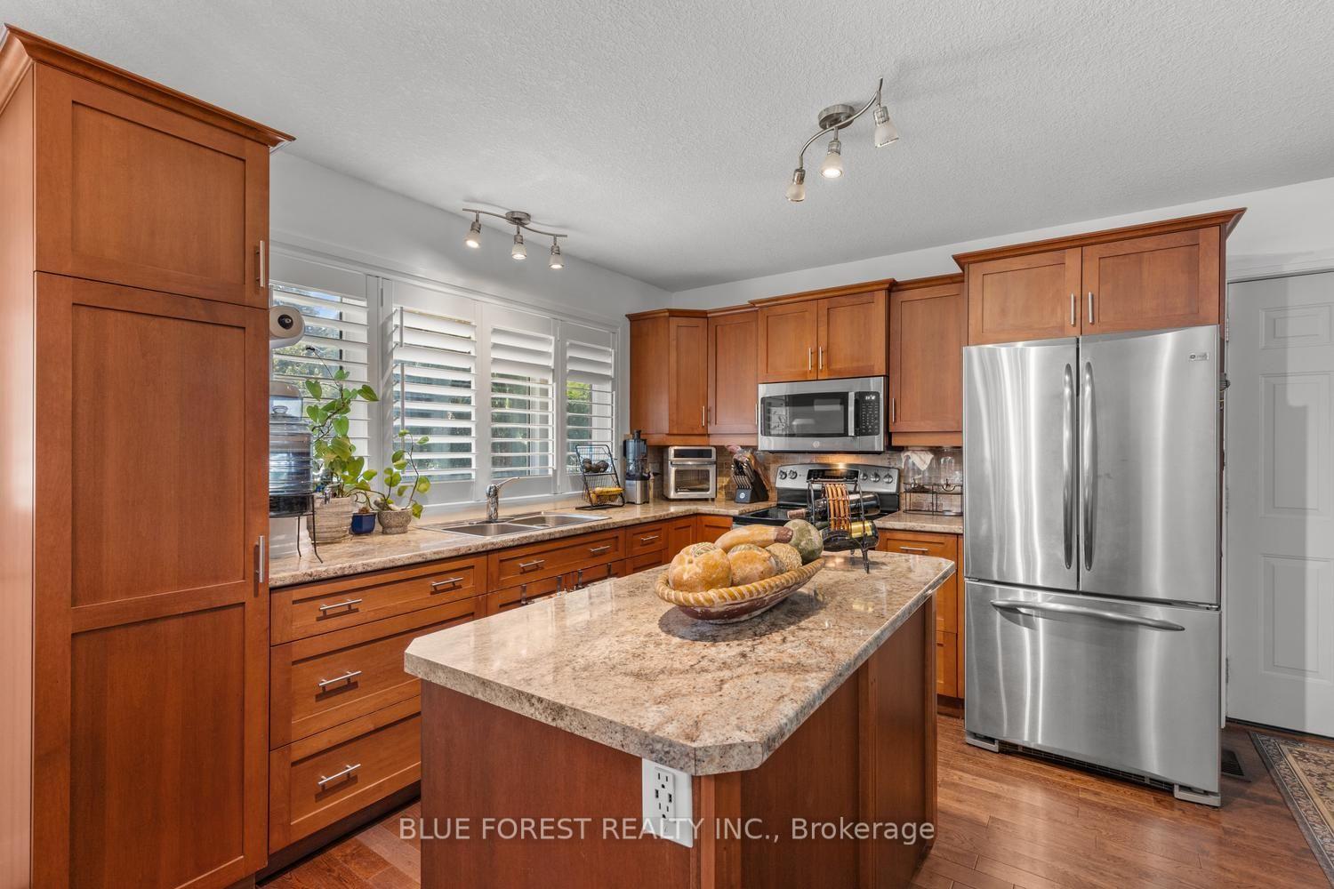 Photo 9 of 535 Gordon Avenue, London, South O — HOMEH