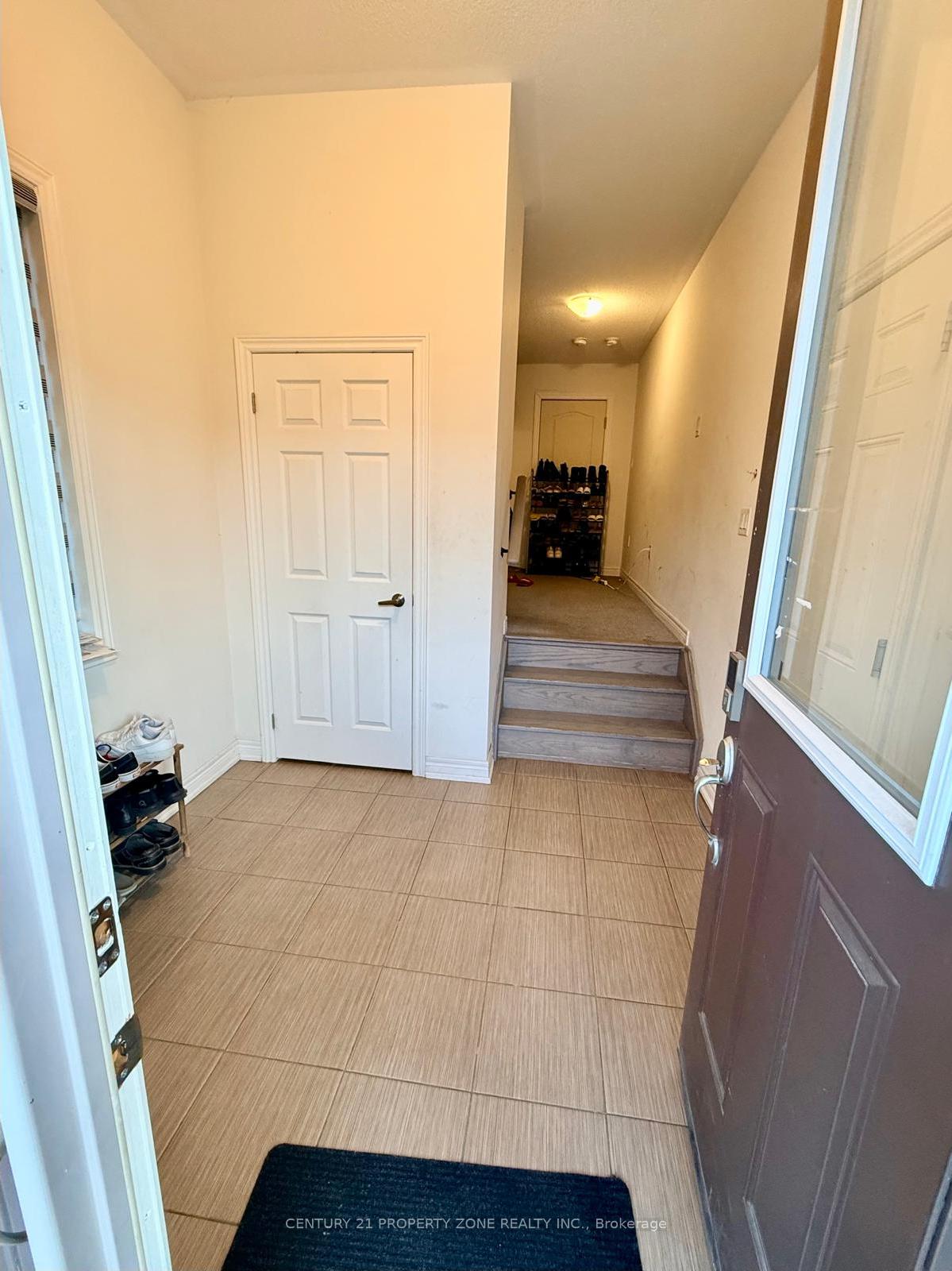 Photo 3 of Unit Main/Upper, 31 Hashmi Place, Brampton, Credit Valley — HOMEH