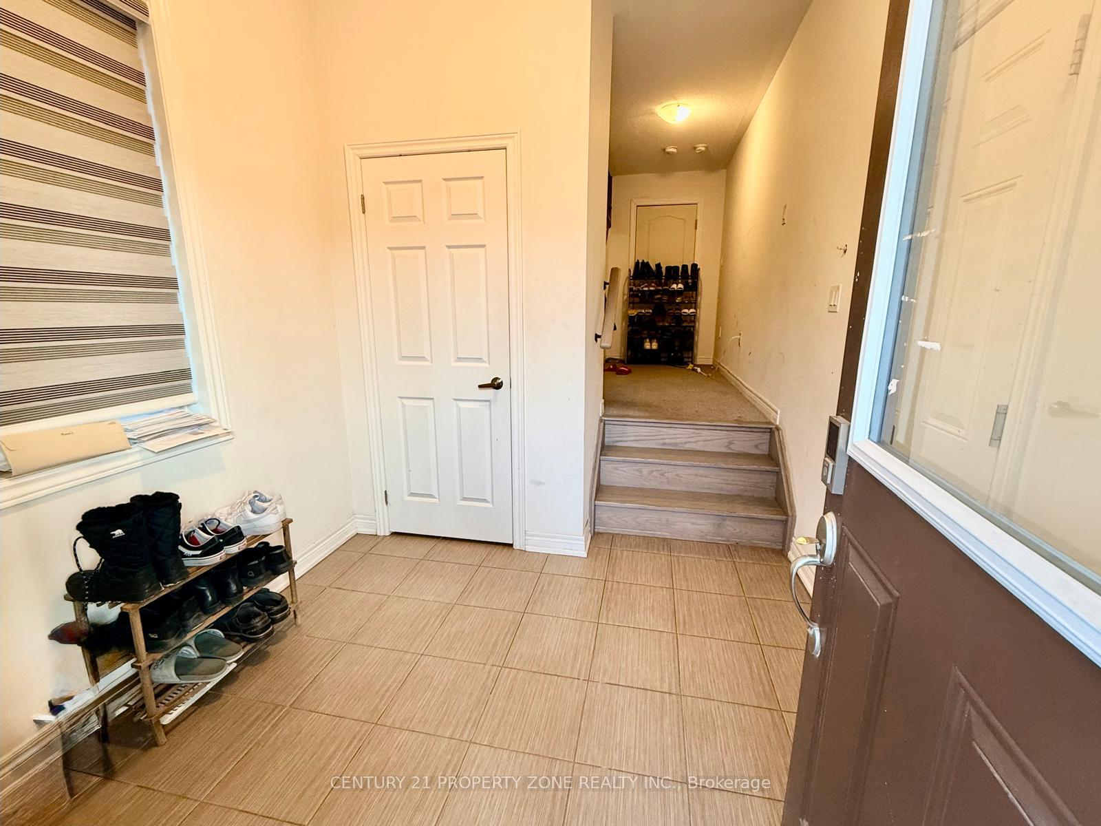 Photo 4 of Unit Main/Upper, 31 Hashmi Place, Brampton, Credit Valley — HOMEH