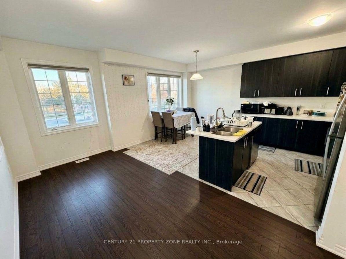 Photo 5 of Unit Main/Upper, 31 Hashmi Place, Brampton, Credit Valley — HOMEH