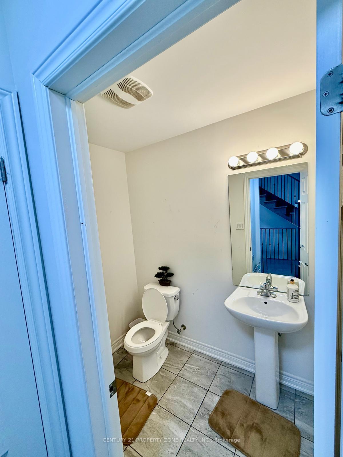 Photo 7 of Unit Main/Upper, 31 Hashmi Place, Brampton, Credit Valley — HOMEH