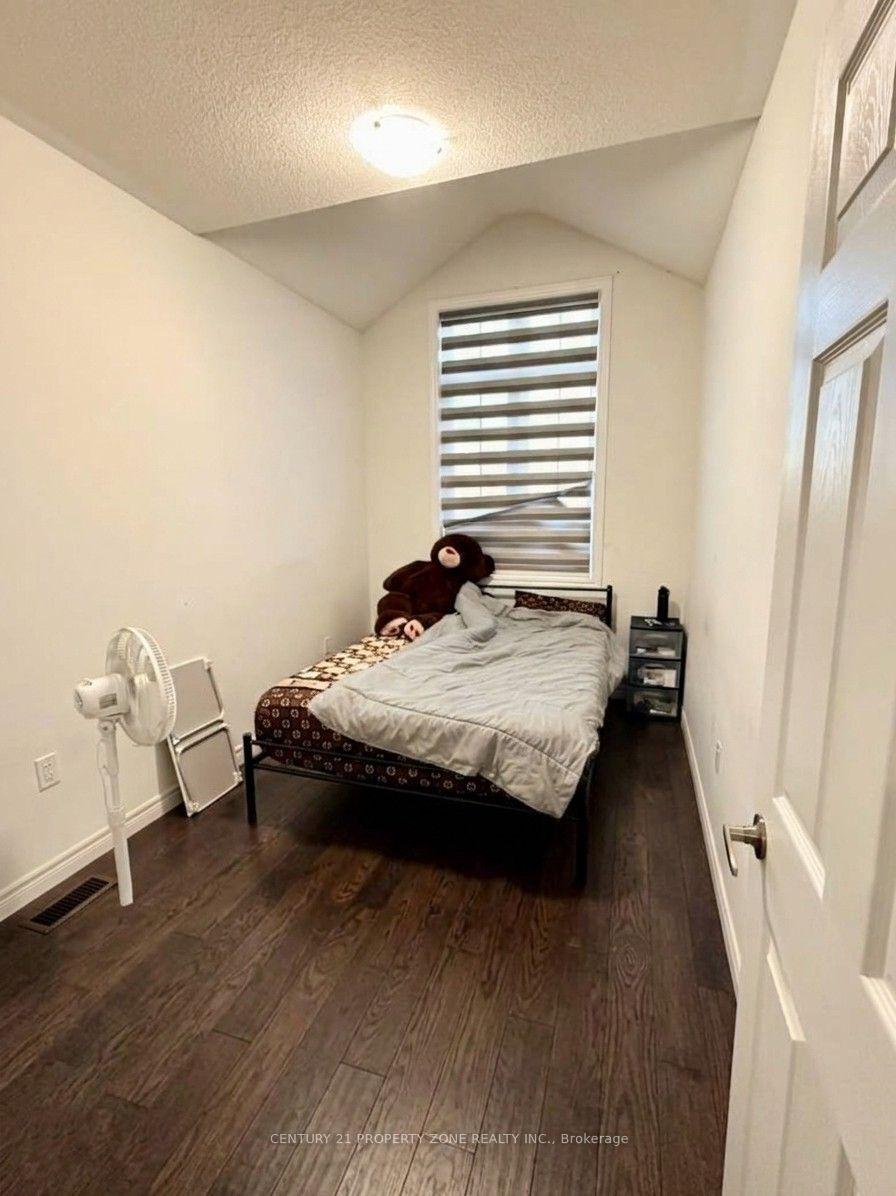 Photo 11 of Unit Main/Upper, 31 Hashmi Place, Brampton, Credit Valley — HOMEH