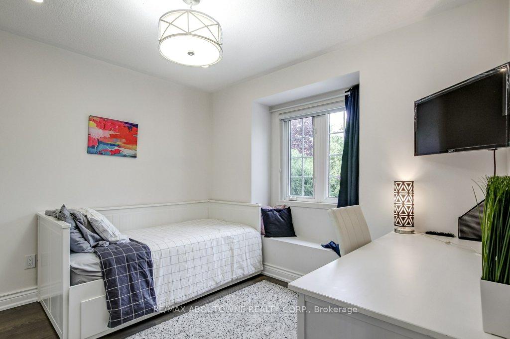 Photo 21 of 2183 Birchleaf Lane, Burlington, Orchard — HOMEH