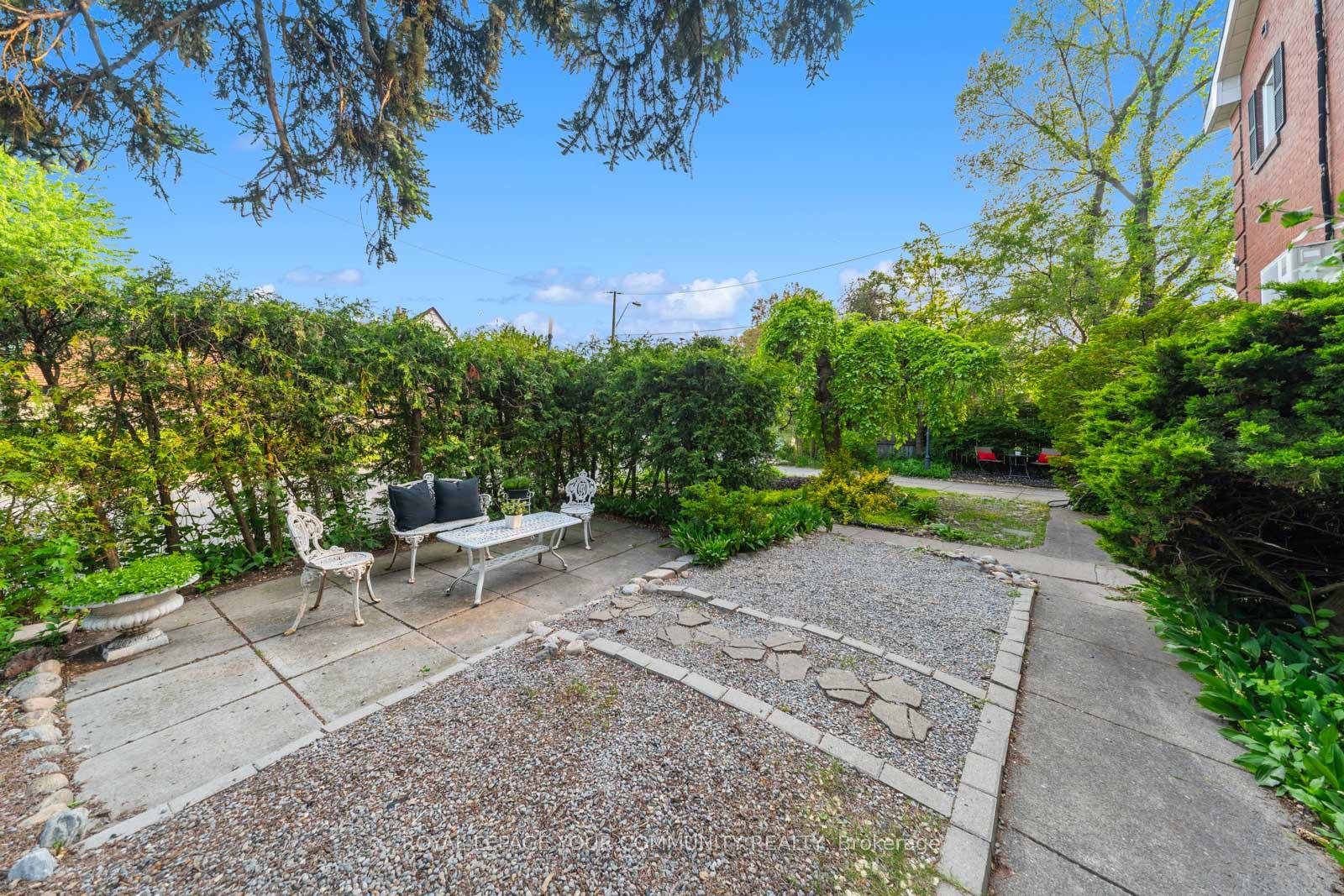 Photo 5 of 2 Four Oaks Gate, Toronto, East York — HOMEH