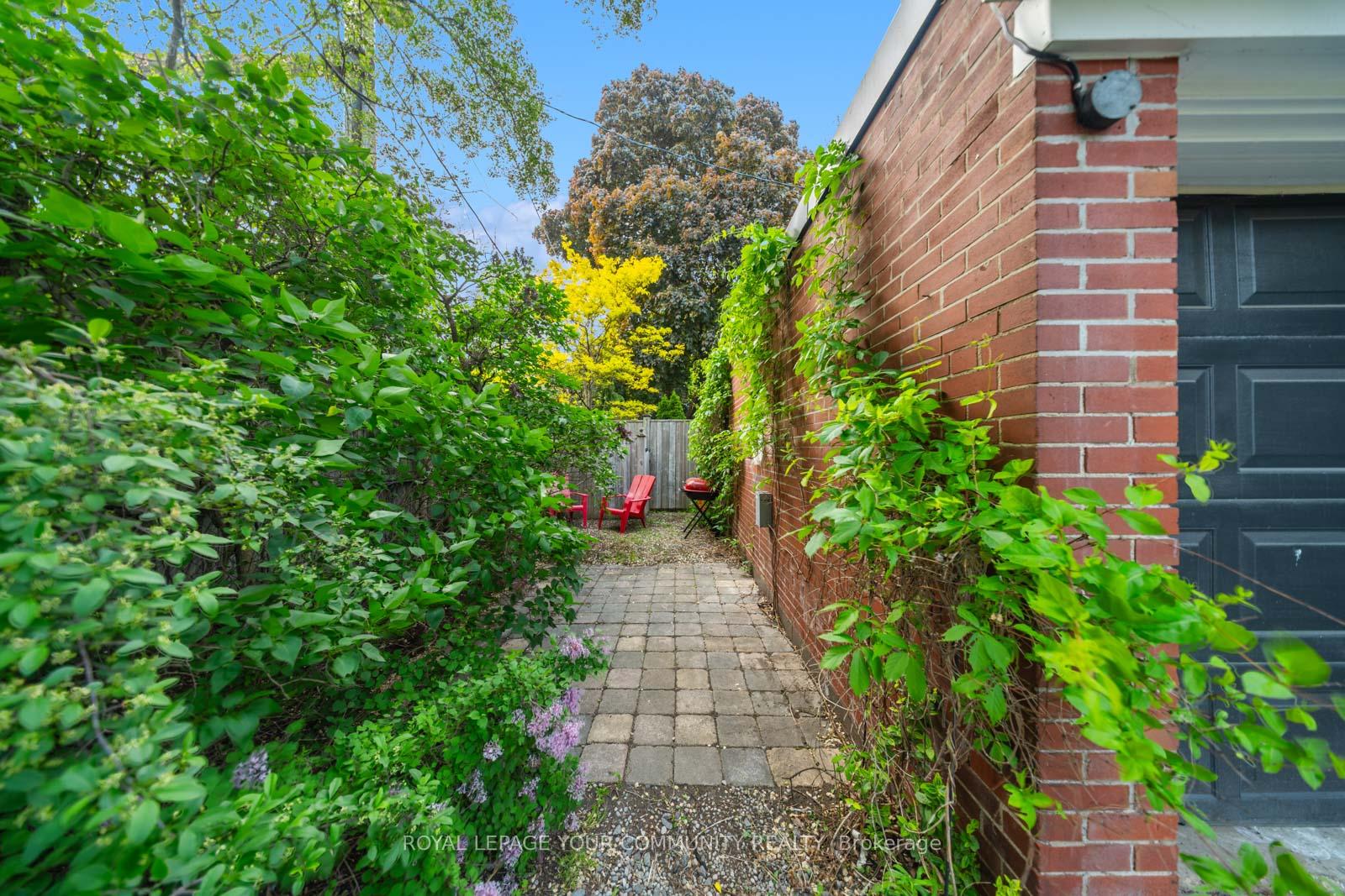 Photo 7 of 2 Four Oaks Gate, Toronto, East York — HOMEH