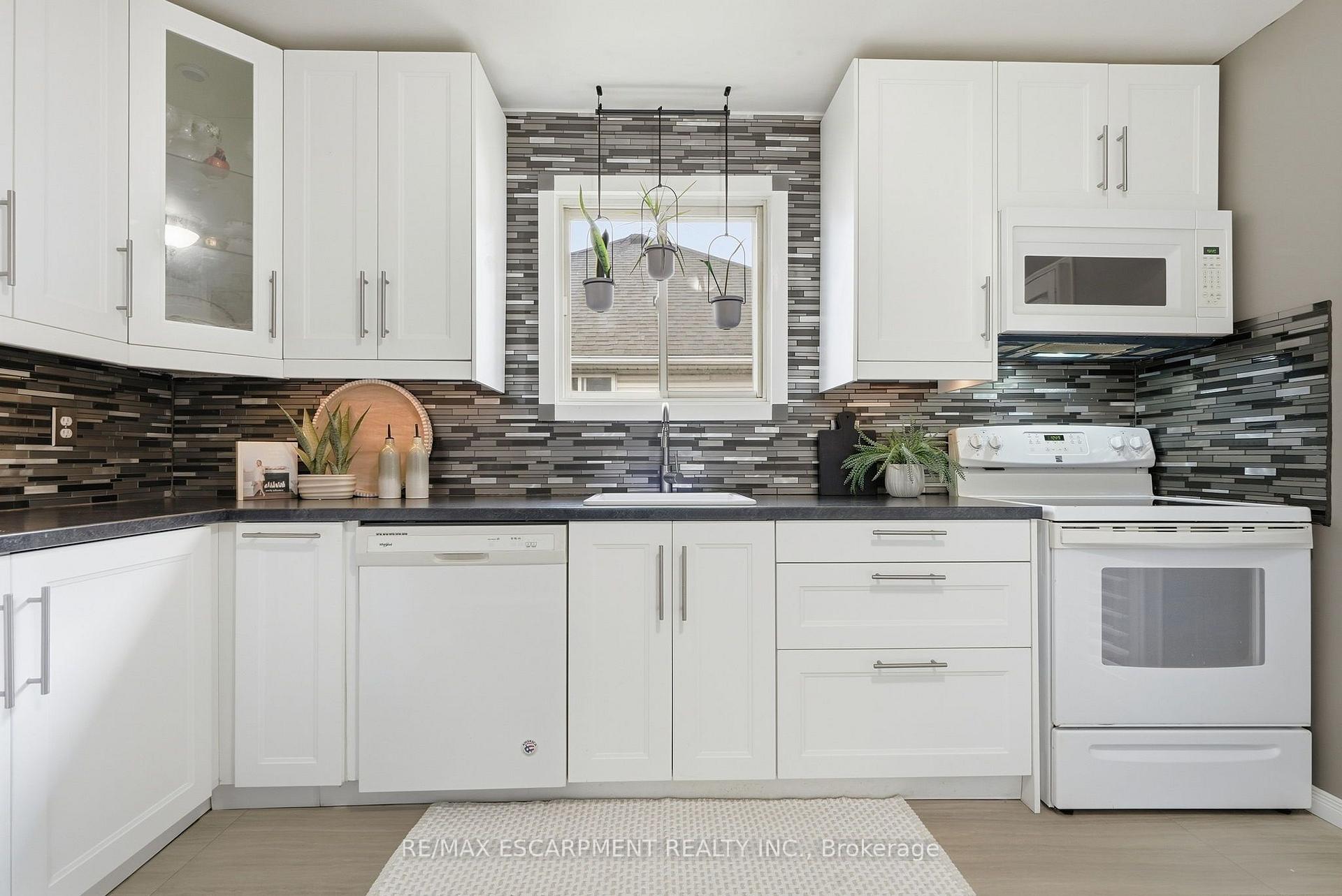 Photo 11 of 94 Kent Road, Brantford, Greenbrier — HOMEH