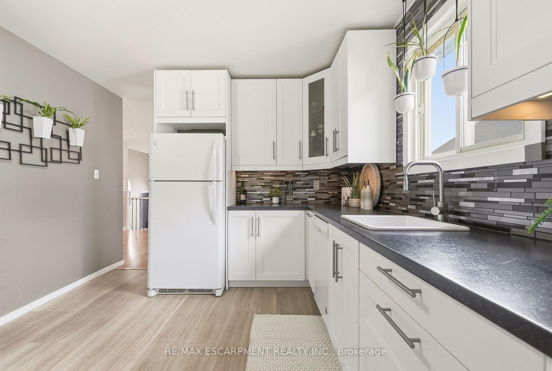 Photo 12 of 94 Kent Road, Brantford, Greenbrier — HOMEH