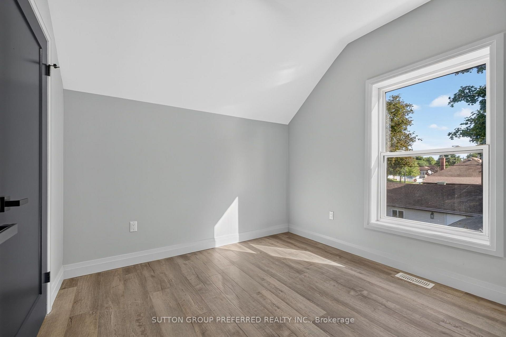 Photo 24 of 118 Delaware Street, London, East M — HOMEH