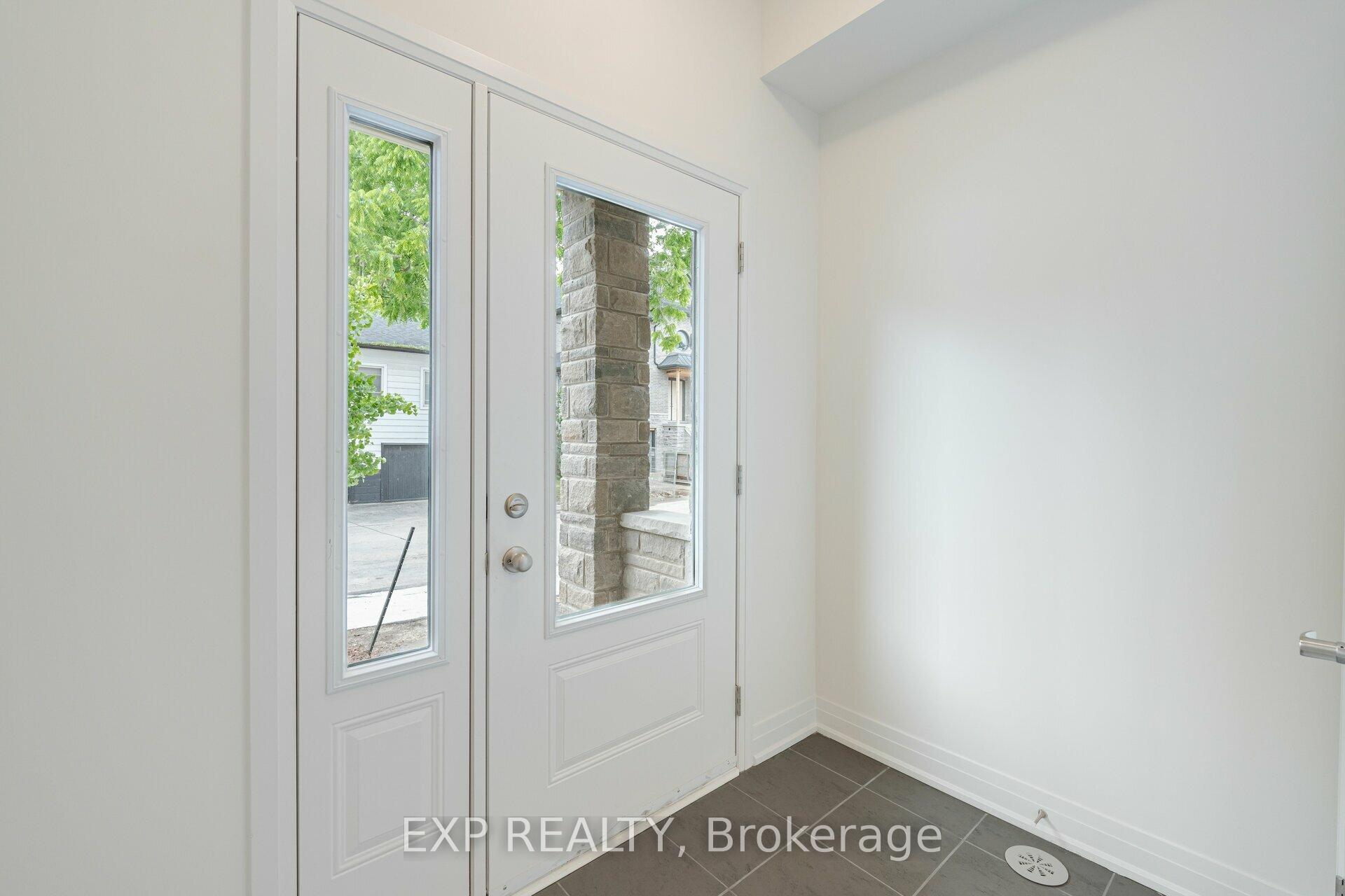 Photo 2 of 209 Wyndham Street, Mississauga, Streetsville — HOMEH