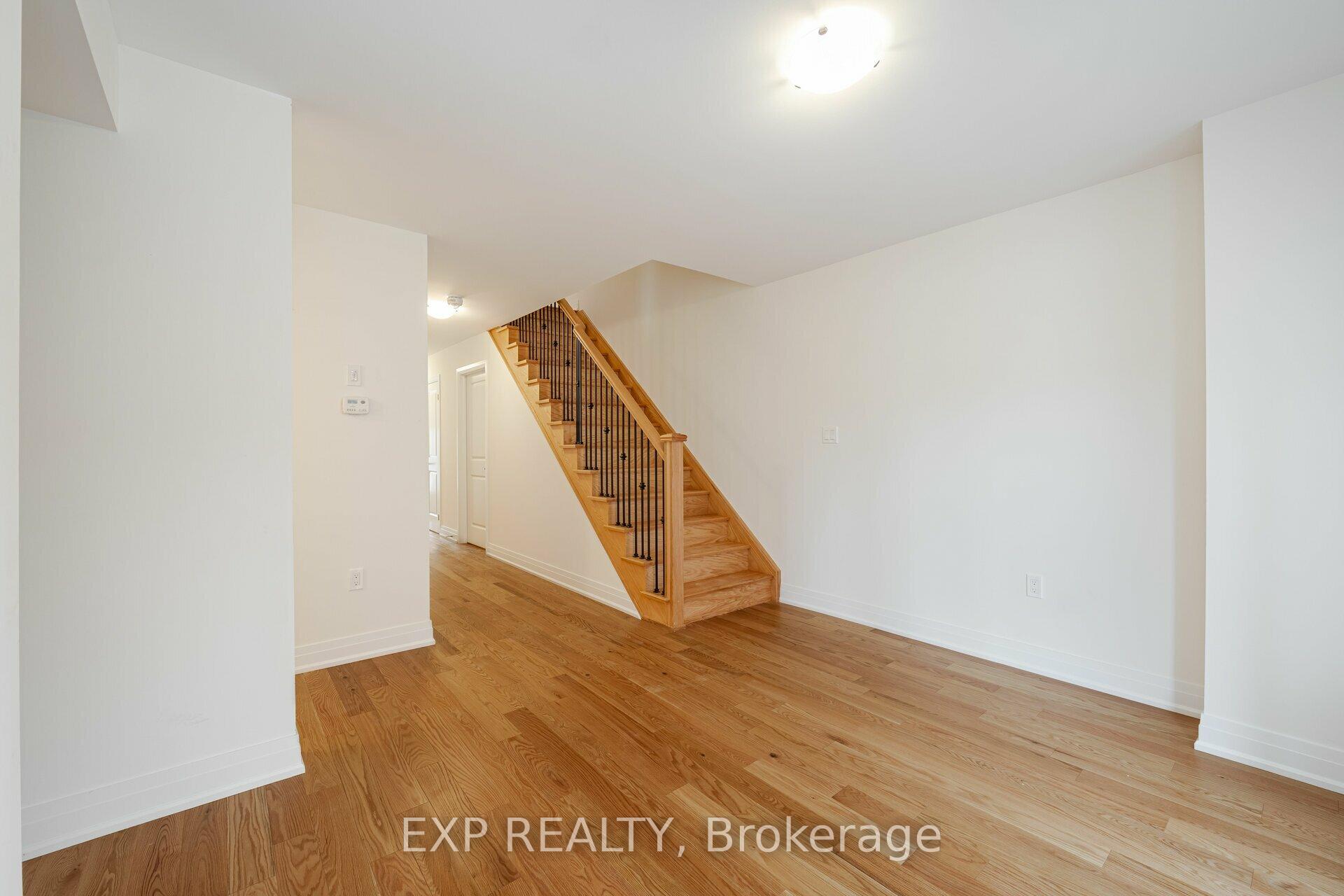 Photo 6 of 209 Wyndham Street, Mississauga, Streetsville — HOMEH