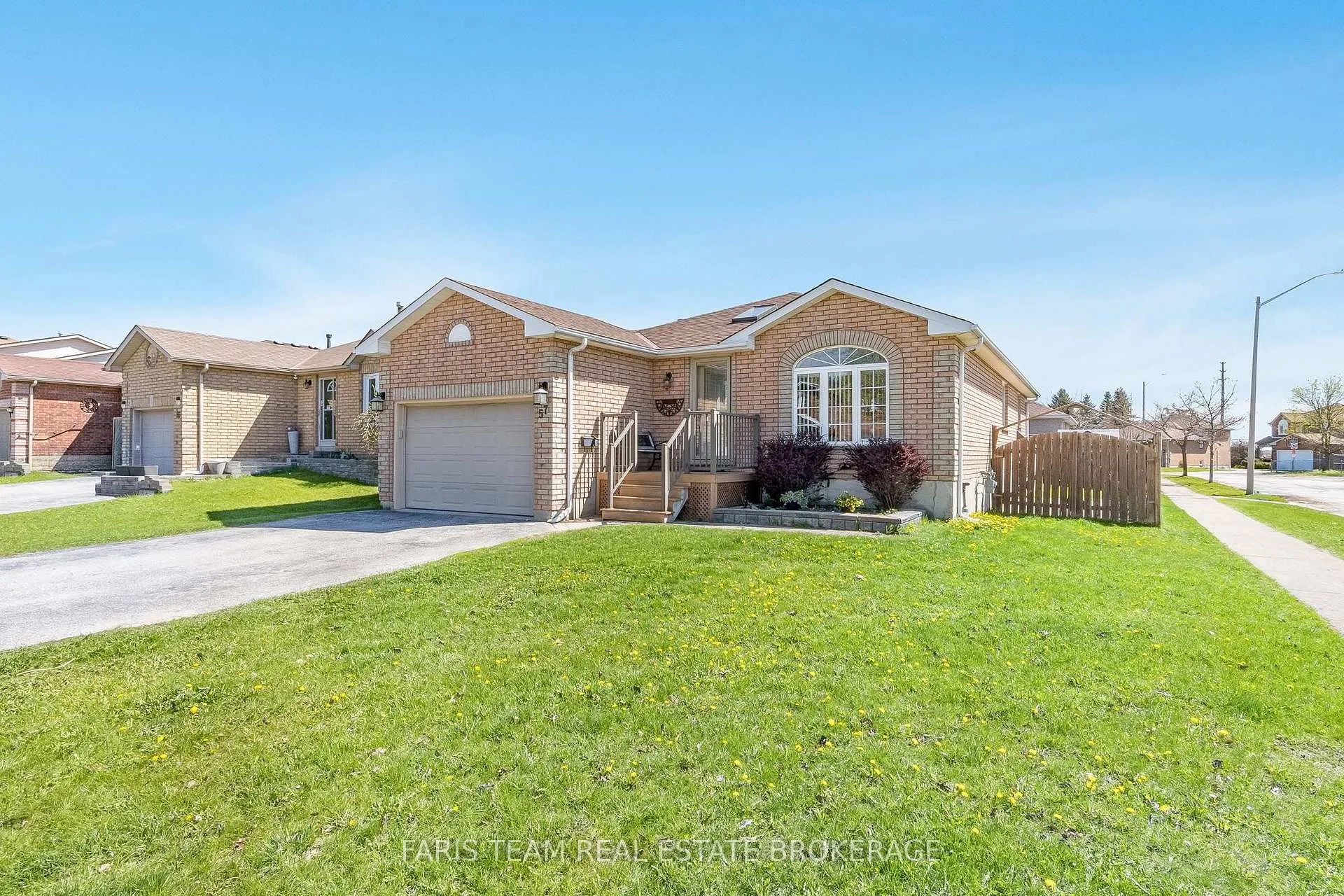 Photo 3 of 57 Wessenger Drive, Barrie, Holly — HOMEH