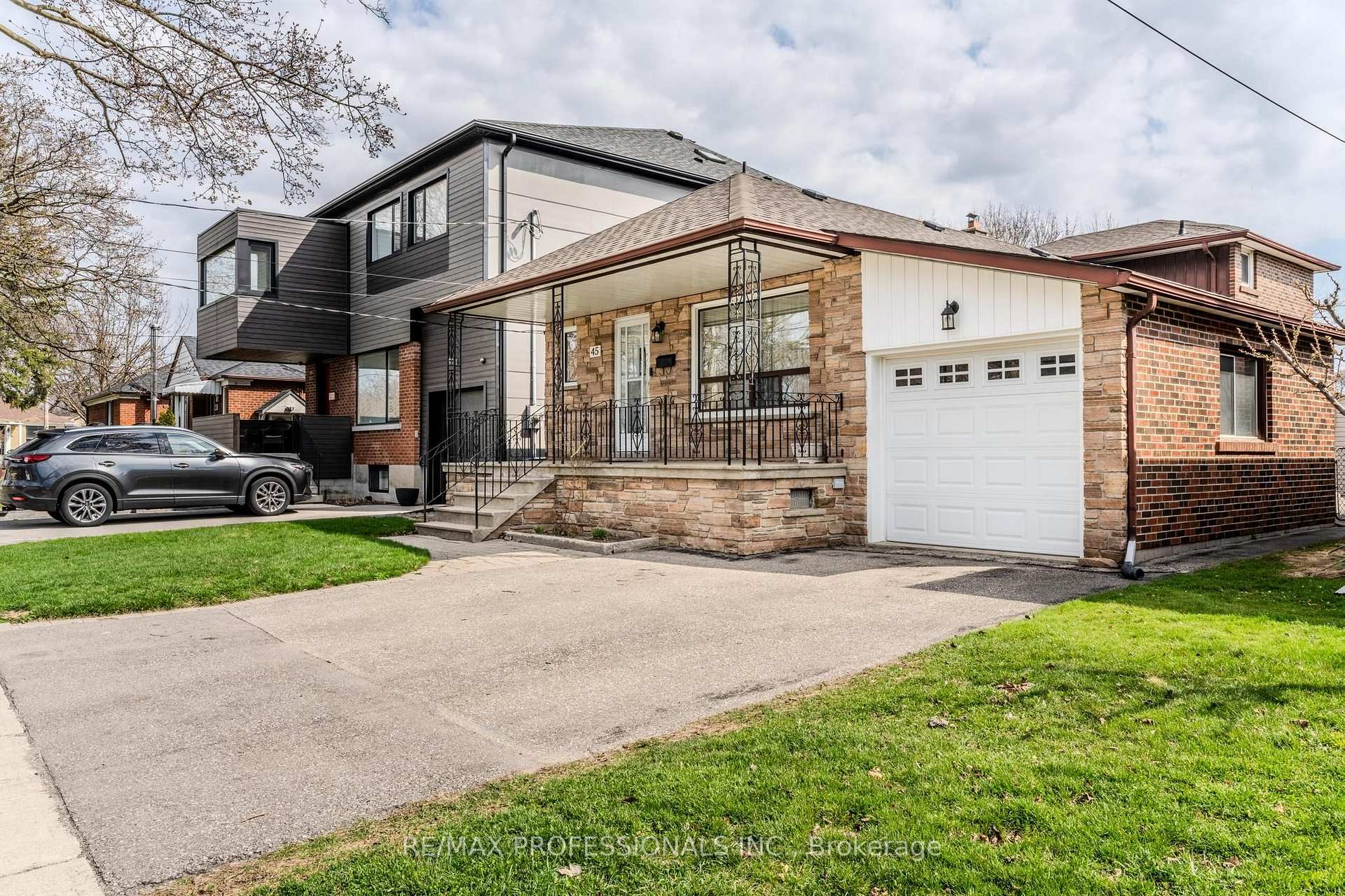 Photo 2 of 45 Chartwell Road, Etobicoke, Stonegate-Queensway — HOMEH